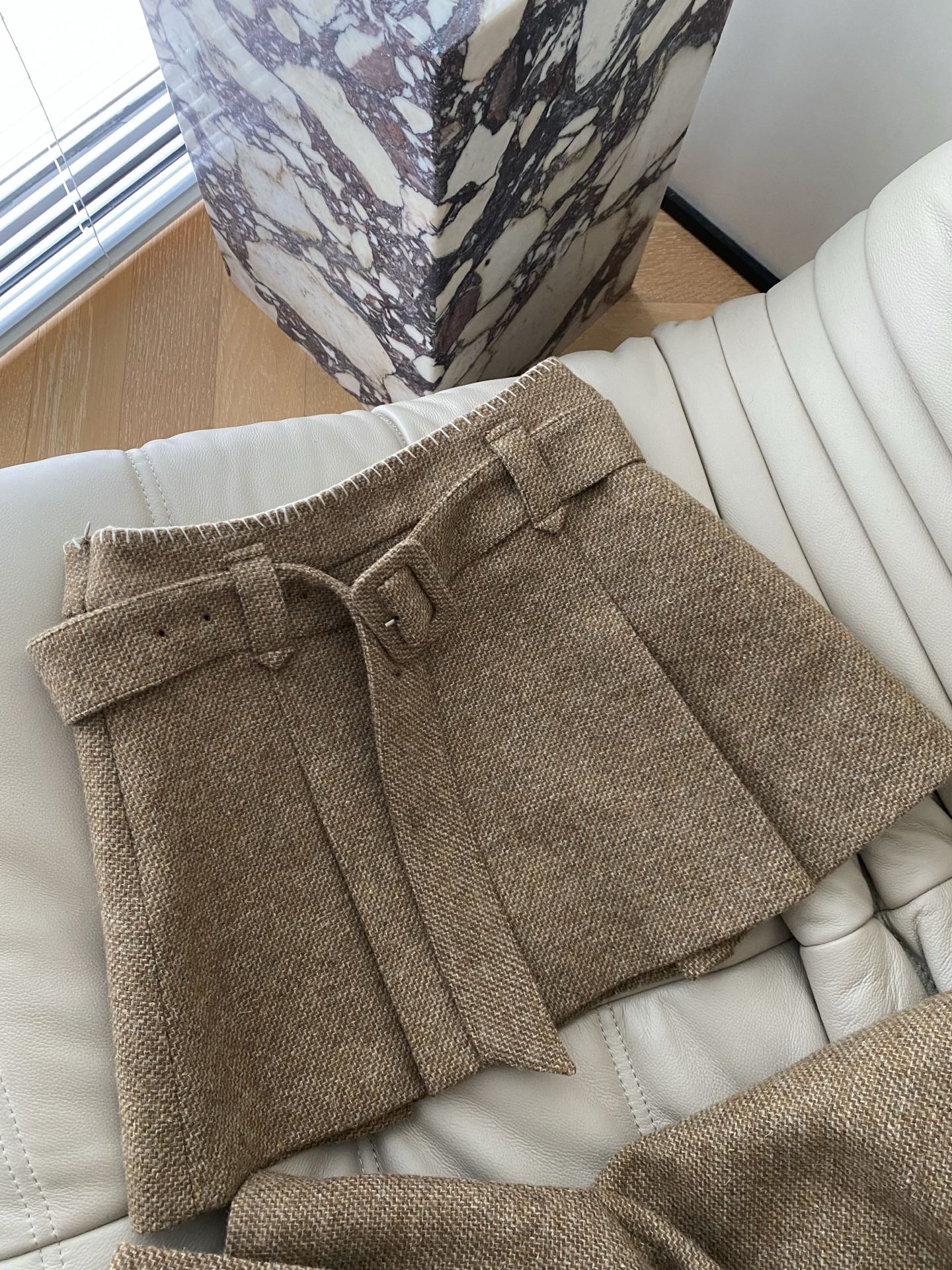 25。F秋冬 复古英伦风粗花呢套装 西装外套翻驳领设计挺括利落单排扣与袖口装饰扣细节满满粗花呢面料自带质