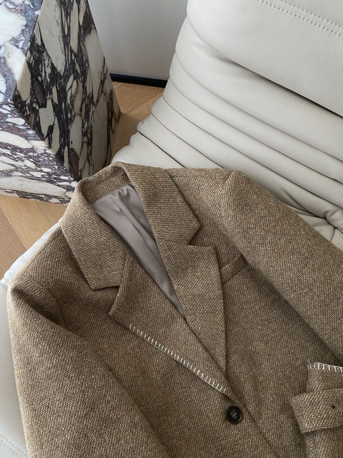 25。F秋冬 复古英伦风粗花呢套装 西装外套翻驳领设计挺括利落单排扣与袖口装饰扣细节满满粗花呢面料自带质