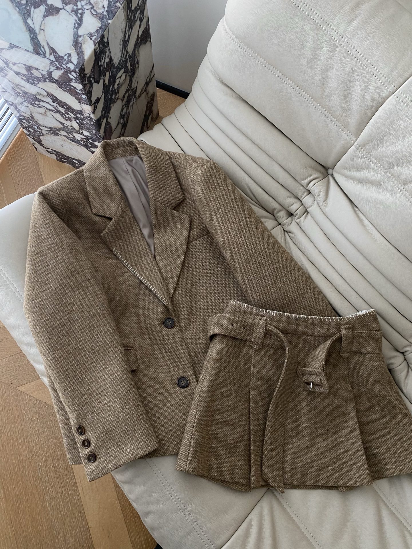 25。F秋冬 复古英伦风粗花呢套装 西装外套翻驳领设计挺括利落单排扣与袖口装饰扣细节满满粗花呢面料自带质