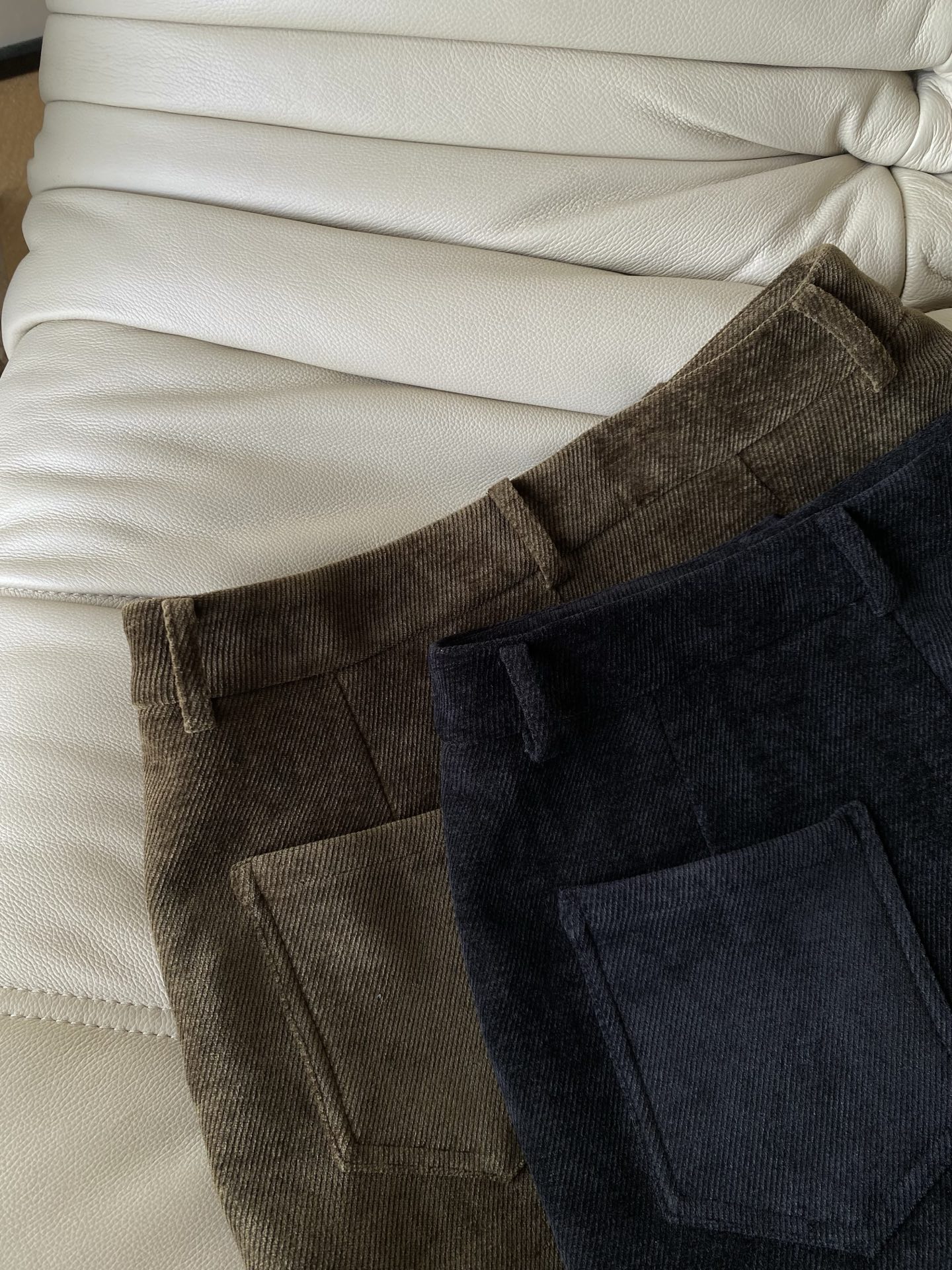 25。F秋冬 复古慵懒灯芯绒短裤 细腻的灯芯绒材质自带温柔复古的颜色 绒面纹理自给温暖质感秋冬搭配必入～