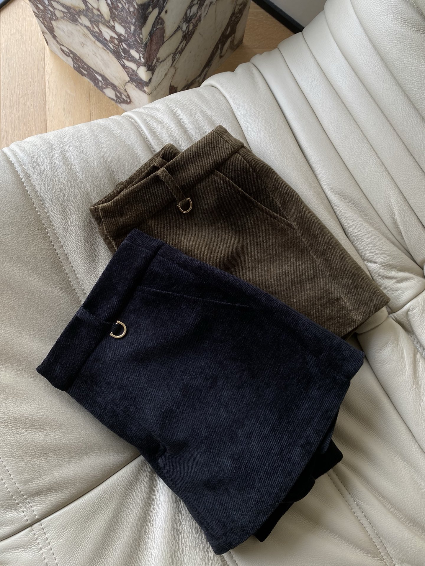 25。F秋冬 复古慵懒灯芯绒短裤 细腻的灯芯绒材质自带温柔复古的颜色 绒面纹理自给温暖质感秋冬搭配必入～