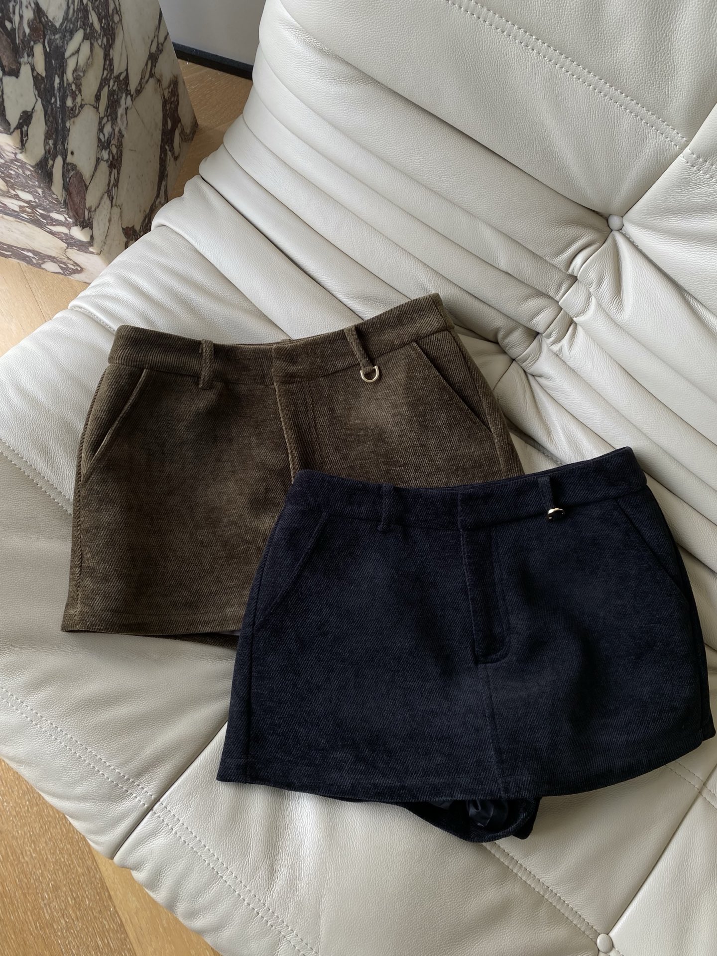 25。F秋冬 复古慵懒灯芯绒短裤 细腻的灯芯绒材质自带温柔复古的颜色 绒面纹理自给温暖质感秋冬搭配必入～
