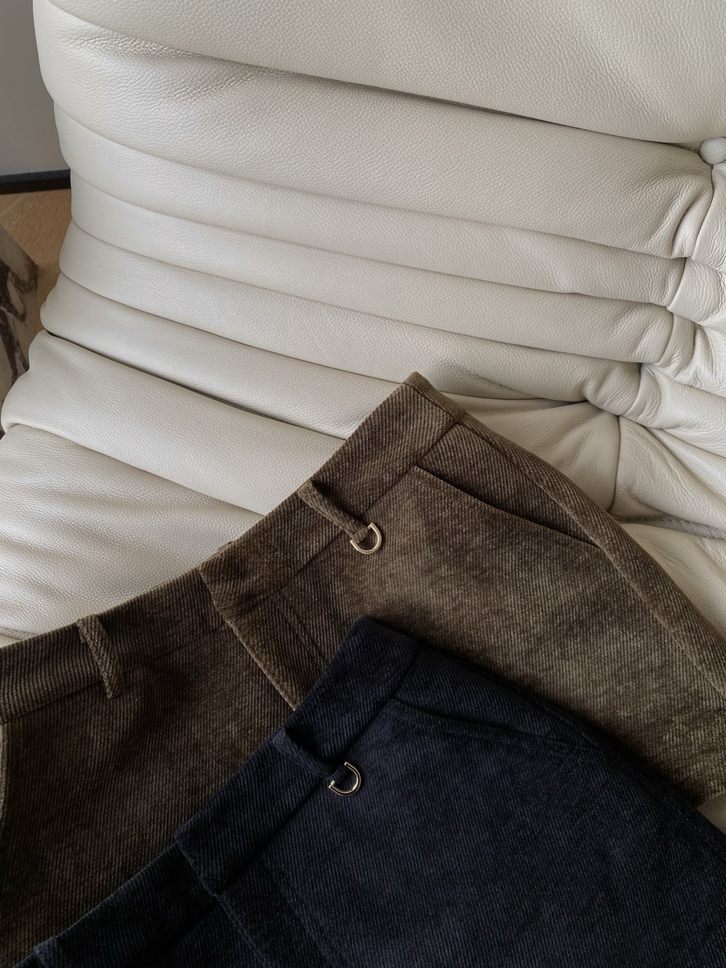 25。F秋冬 复古慵懒灯芯绒短裤 细腻的灯芯绒材质自带温柔复古的颜色 绒面纹理自给温暖质感秋冬搭配必入～