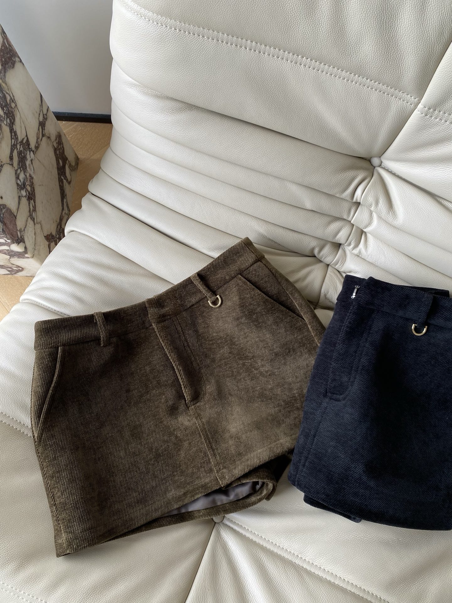 25。F秋冬 复古慵懒灯芯绒短裤 细腻的灯芯绒材质自带温柔复古的颜色 绒面纹理自给温暖质感秋冬搭配必入～