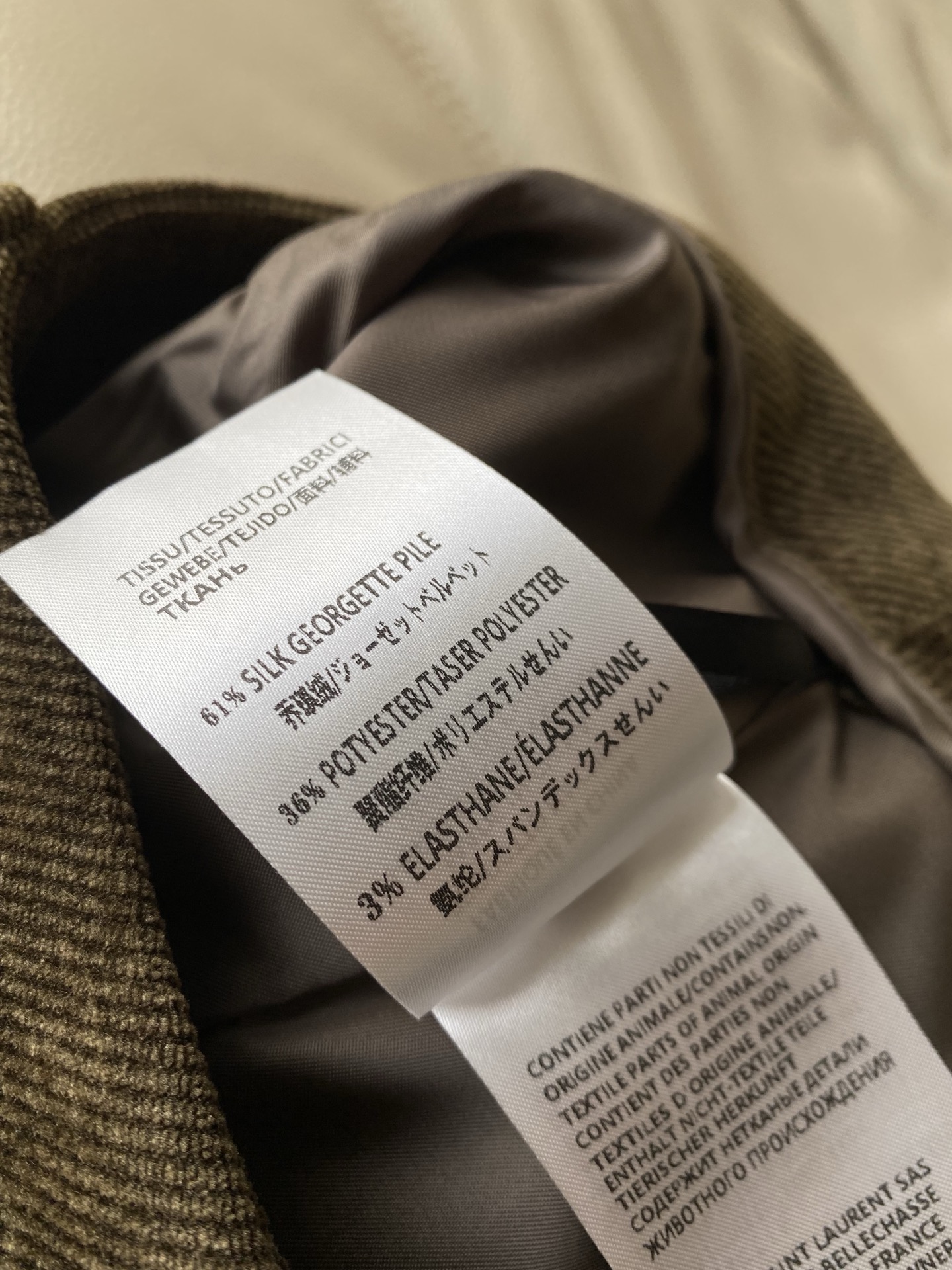 25。F秋冬 复古慵懒灯芯绒短裤 细腻的灯芯绒材质自带温柔复古的颜色 绒面纹理自给温暖质感秋冬搭配必入～