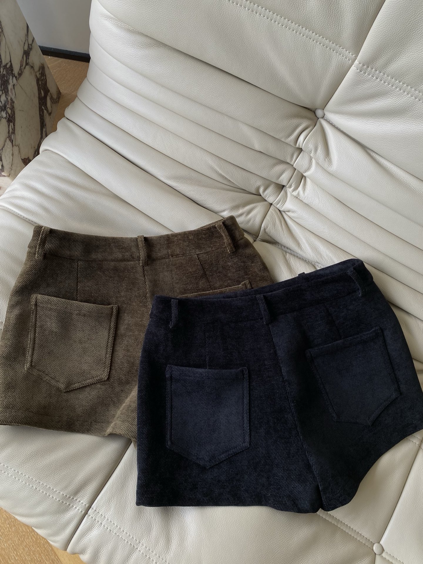 25。F秋冬 复古慵懒灯芯绒短裤 细腻的灯芯绒材质自带温柔复古的颜色 绒面纹理自给温暖质感秋冬搭配必入～