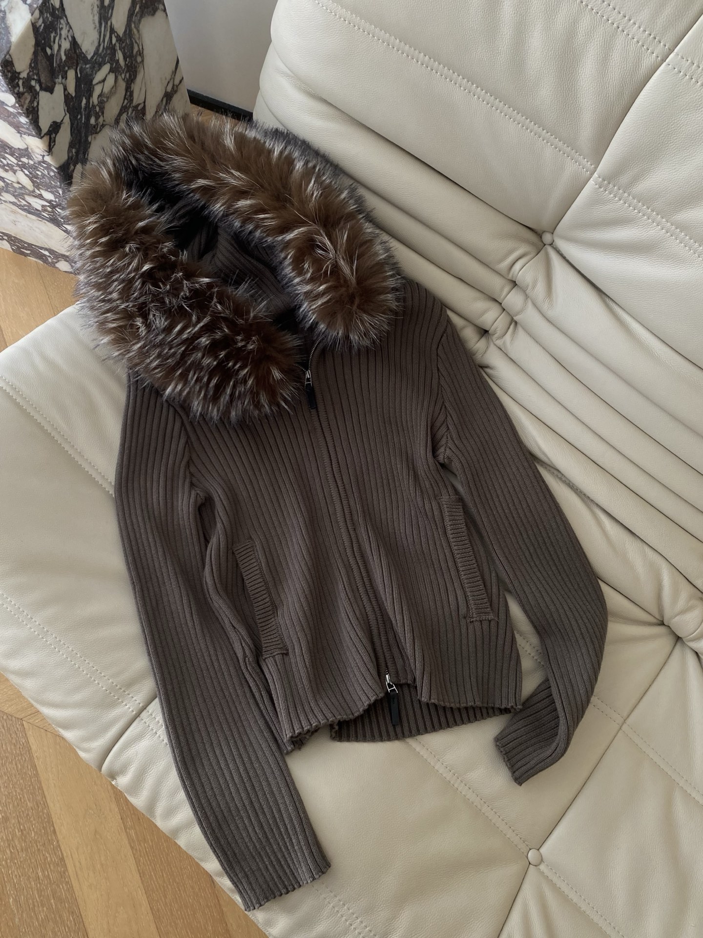 25。F秋冬 坑条毛领针织开衫 搭配蓬松大毛领瞬间拉满奢华氛围感 坑条针织纹理细腻有质感 贴身穿着舒适亲