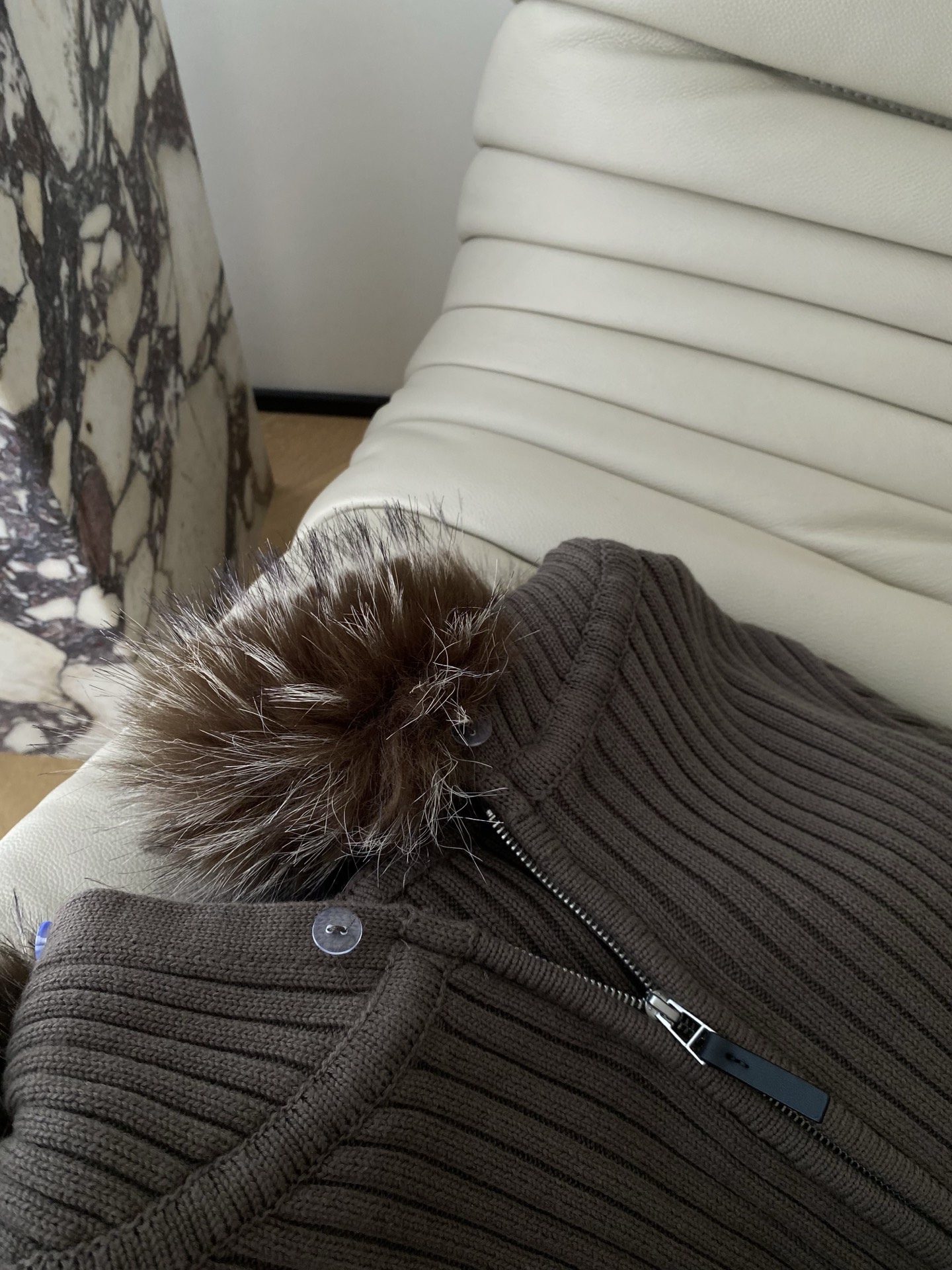 25。F秋冬 坑条毛领针织开衫 搭配蓬松大毛领瞬间拉满奢华氛围感 坑条针织纹理细腻有质感 贴身穿着舒适亲