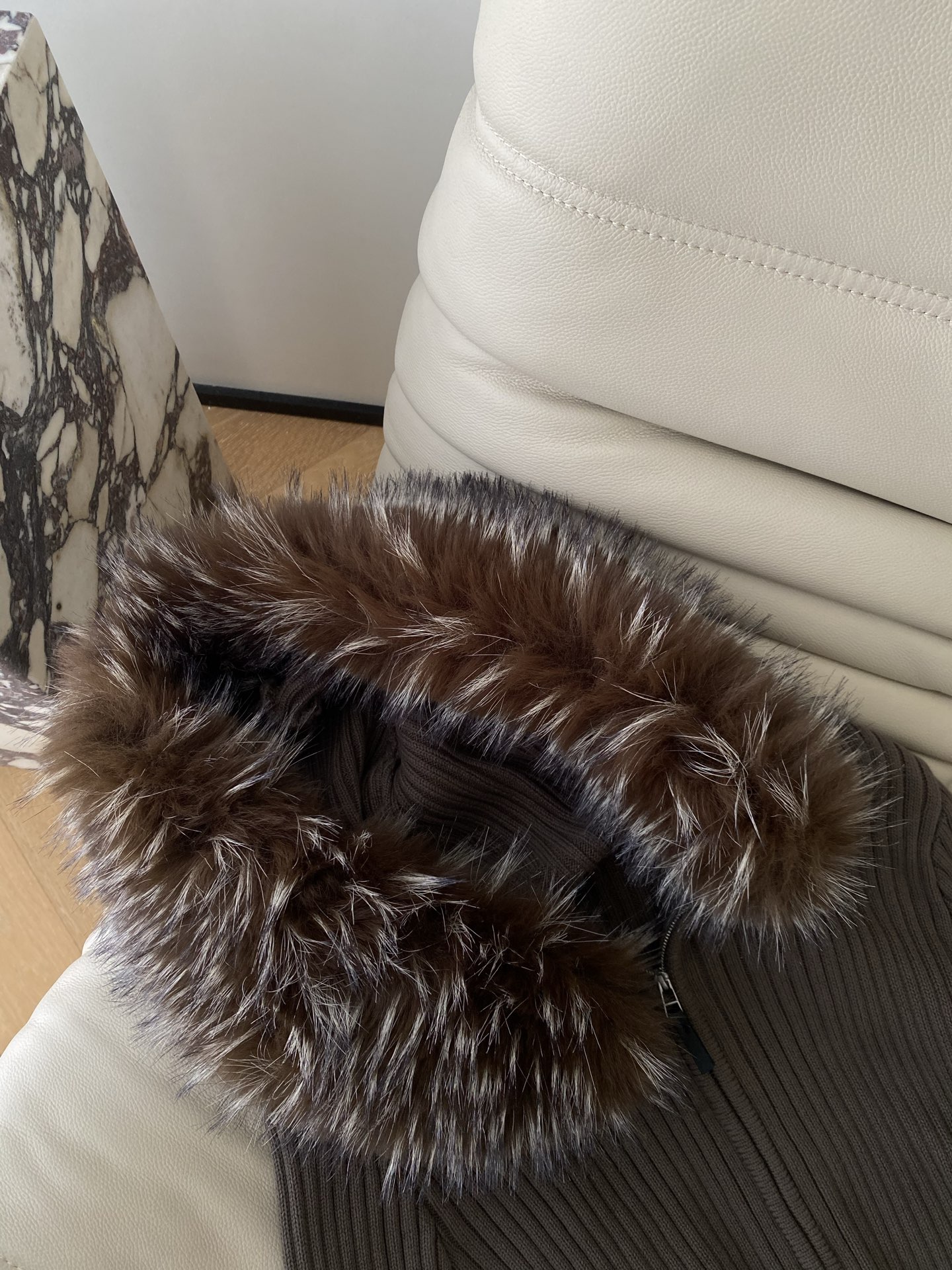 25。F秋冬 坑条毛领针织开衫 搭配蓬松大毛领瞬间拉满奢华氛围感 坑条针织纹理细腻有质感 贴身穿着舒适亲