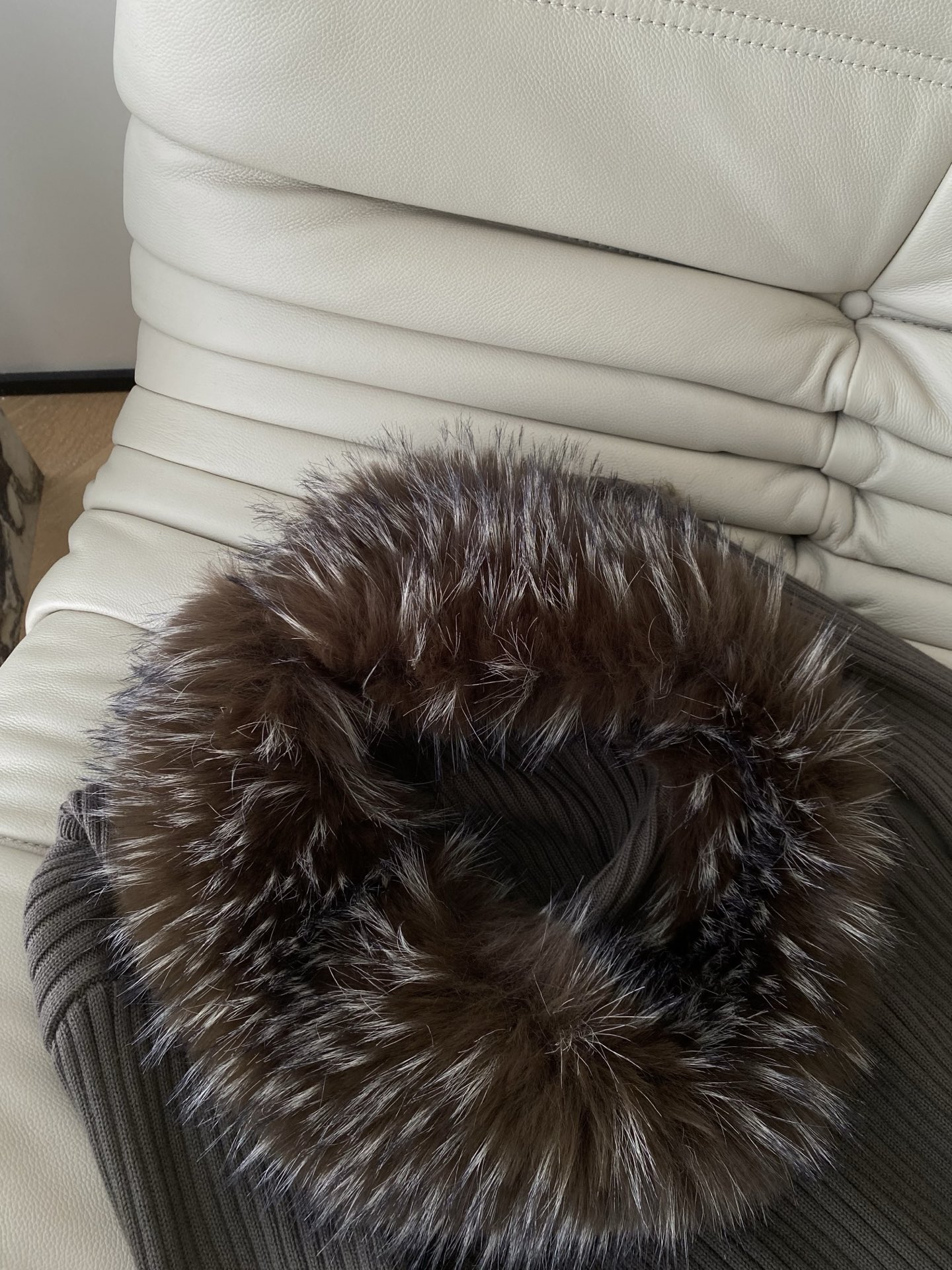 25。F秋冬 坑条毛领针织开衫 搭配蓬松大毛领瞬间拉满奢华氛围感 坑条针织纹理细腻有质感 贴身穿着舒适亲