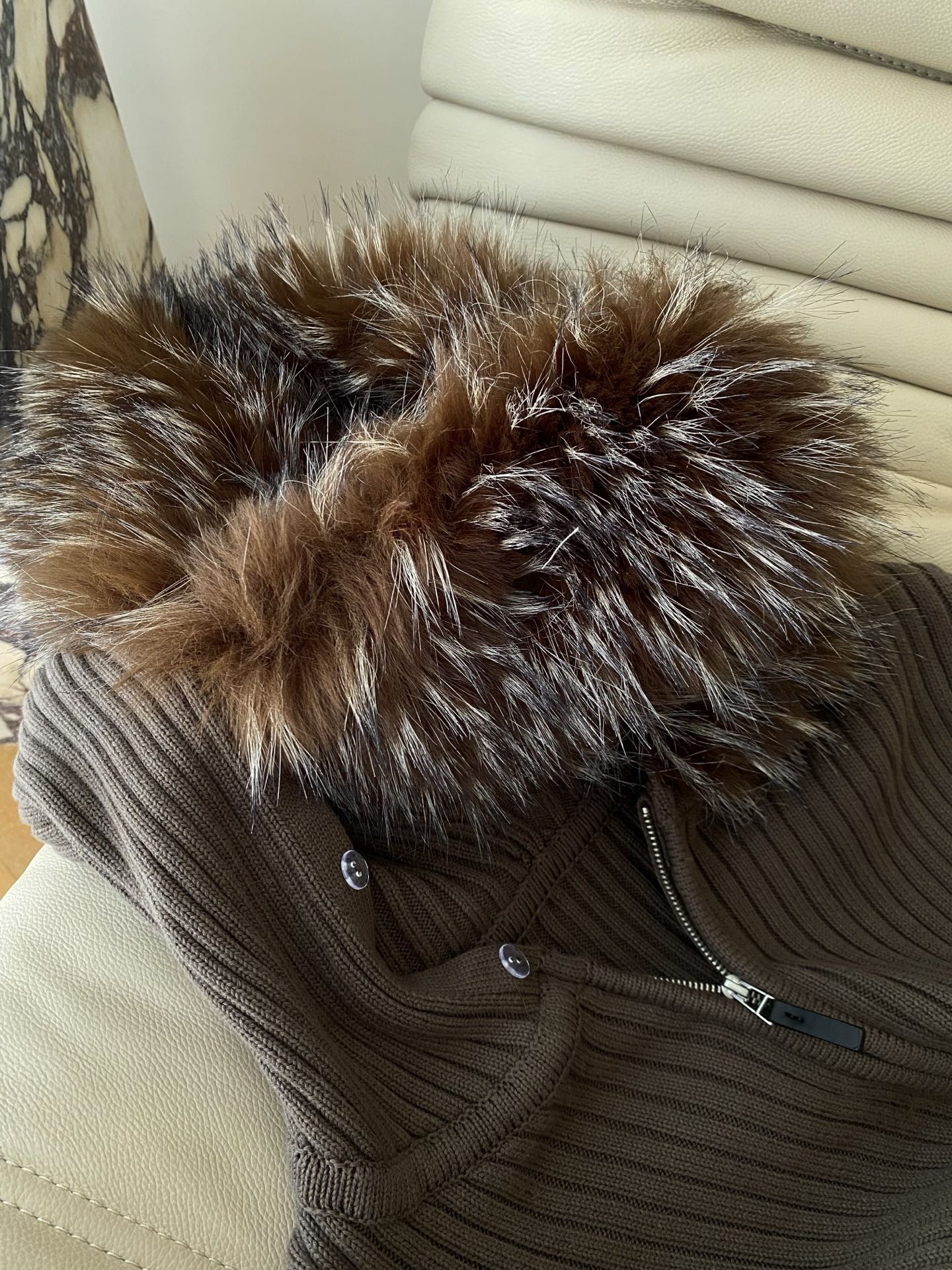 25。F秋冬 坑条毛领针织开衫 搭配蓬松大毛领瞬间拉满奢华氛围感 坑条针织纹理细腻有质感 贴身穿着舒适亲