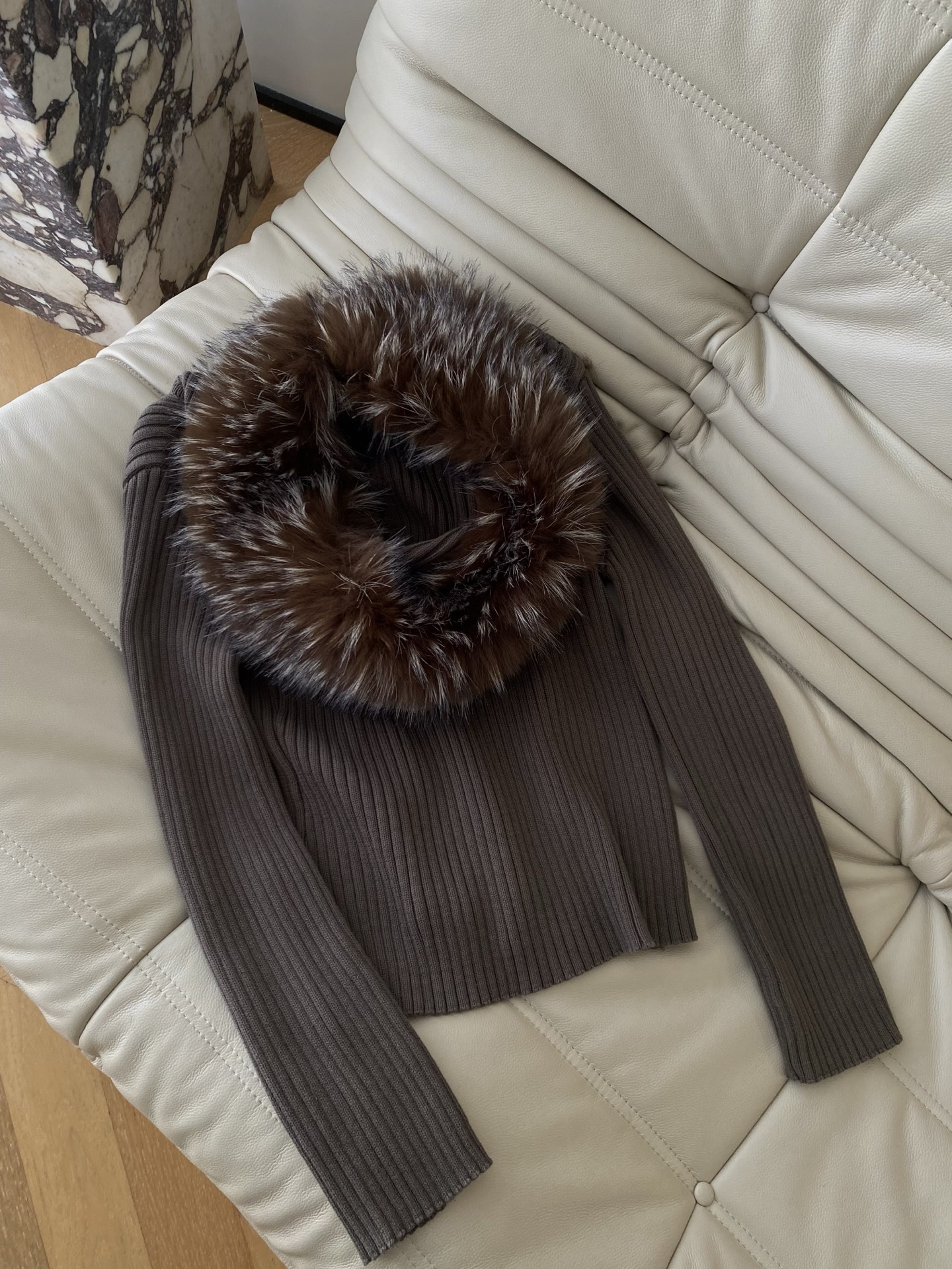 25。F秋冬 坑条毛领针织开衫 搭配蓬松大毛领瞬间拉满奢华氛围感 坑条针织纹理细腻有质感 贴身穿着舒适亲