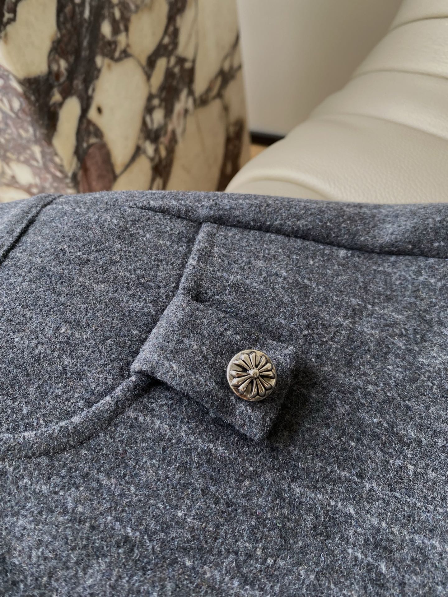 25。F秋冬 甜酷毛呢半裙 经典黑与条纹灰两个色系 质感面料挺括显瘦精致纽扣细节又添几分巧思 上班搭衬衫