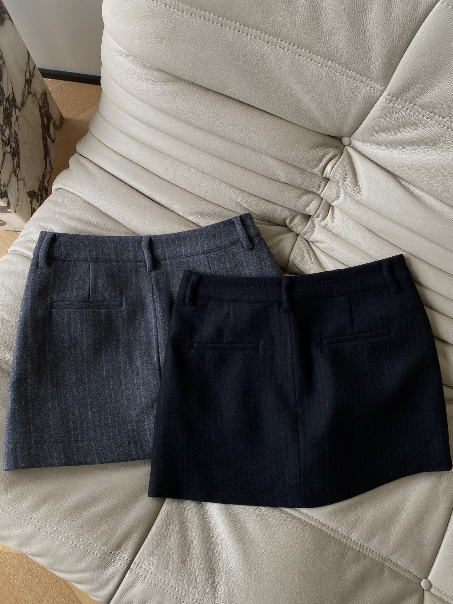 25。F秋冬 甜酷毛呢半裙 经典黑与条纹灰两个色系 质感面料挺括显瘦精致纽扣细节又添几分巧思 上班搭衬衫