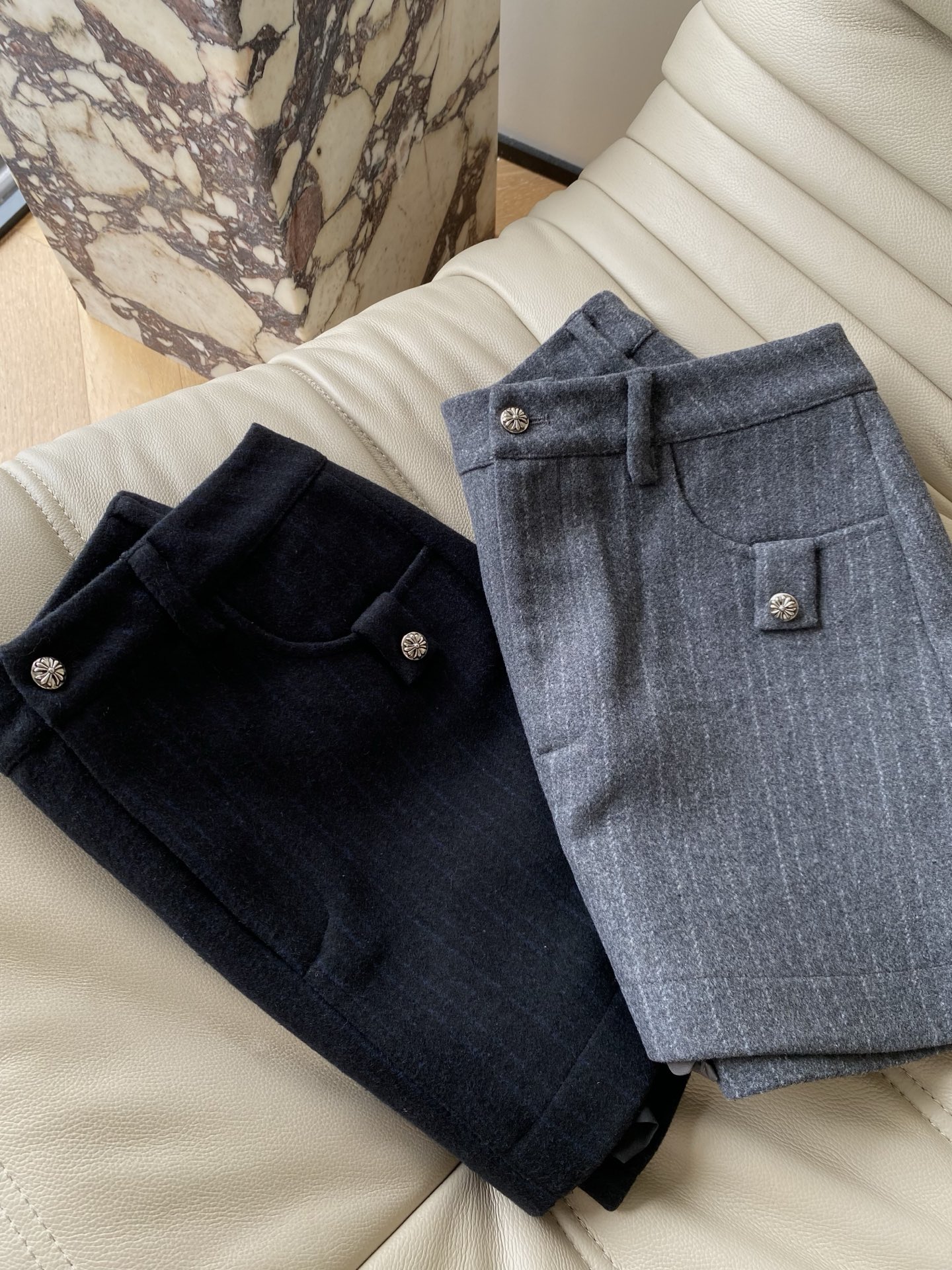 25。F秋冬 甜酷毛呢半裙 经典黑与条纹灰两个色系 质感面料挺括显瘦精致纽扣细节又添几分巧思 上班搭衬衫