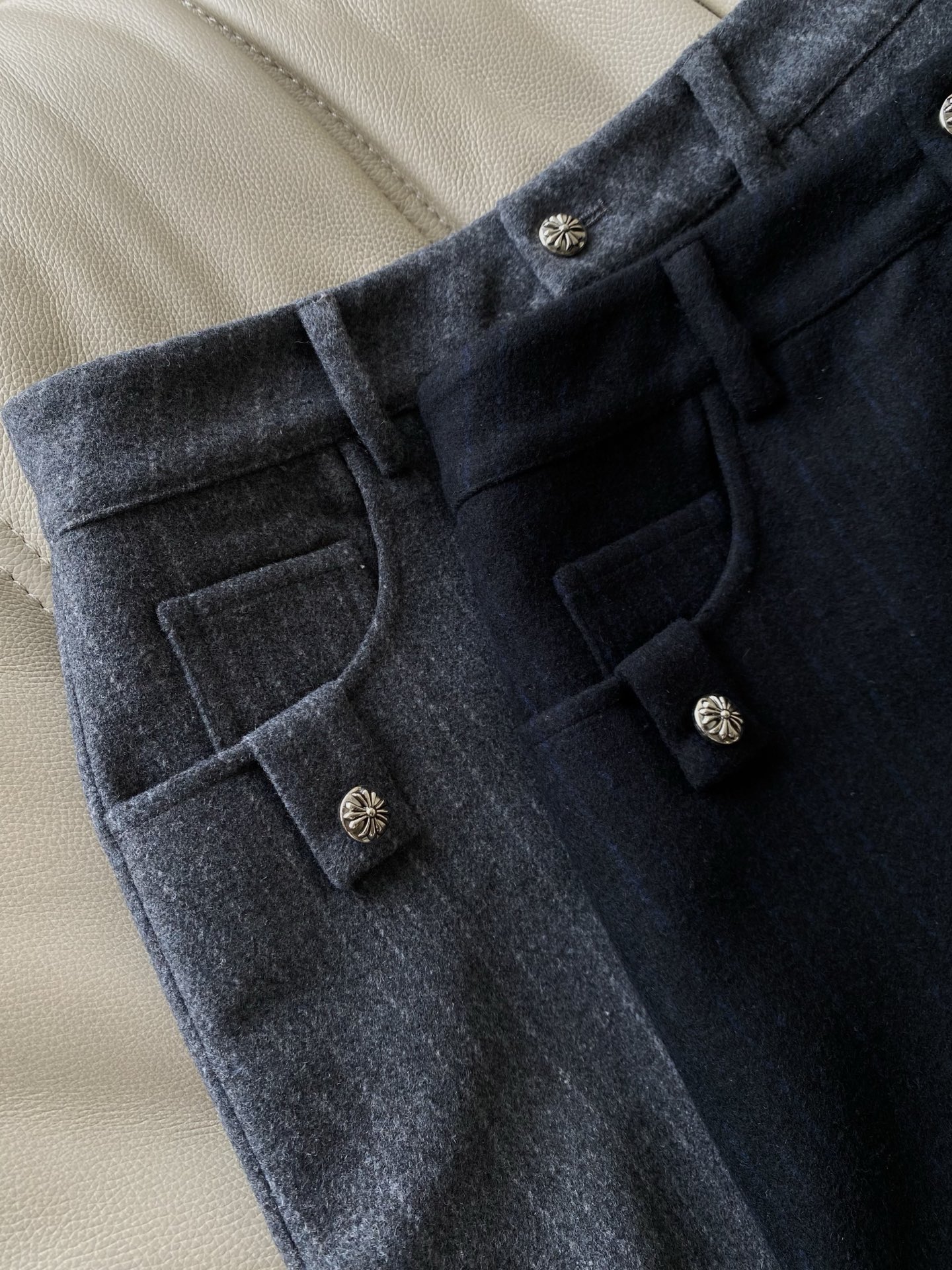 25。F秋冬 甜酷毛呢半裙 经典黑与条纹灰两个色系 质感面料挺括显瘦精致纽扣细节又添几分巧思 上班搭衬衫