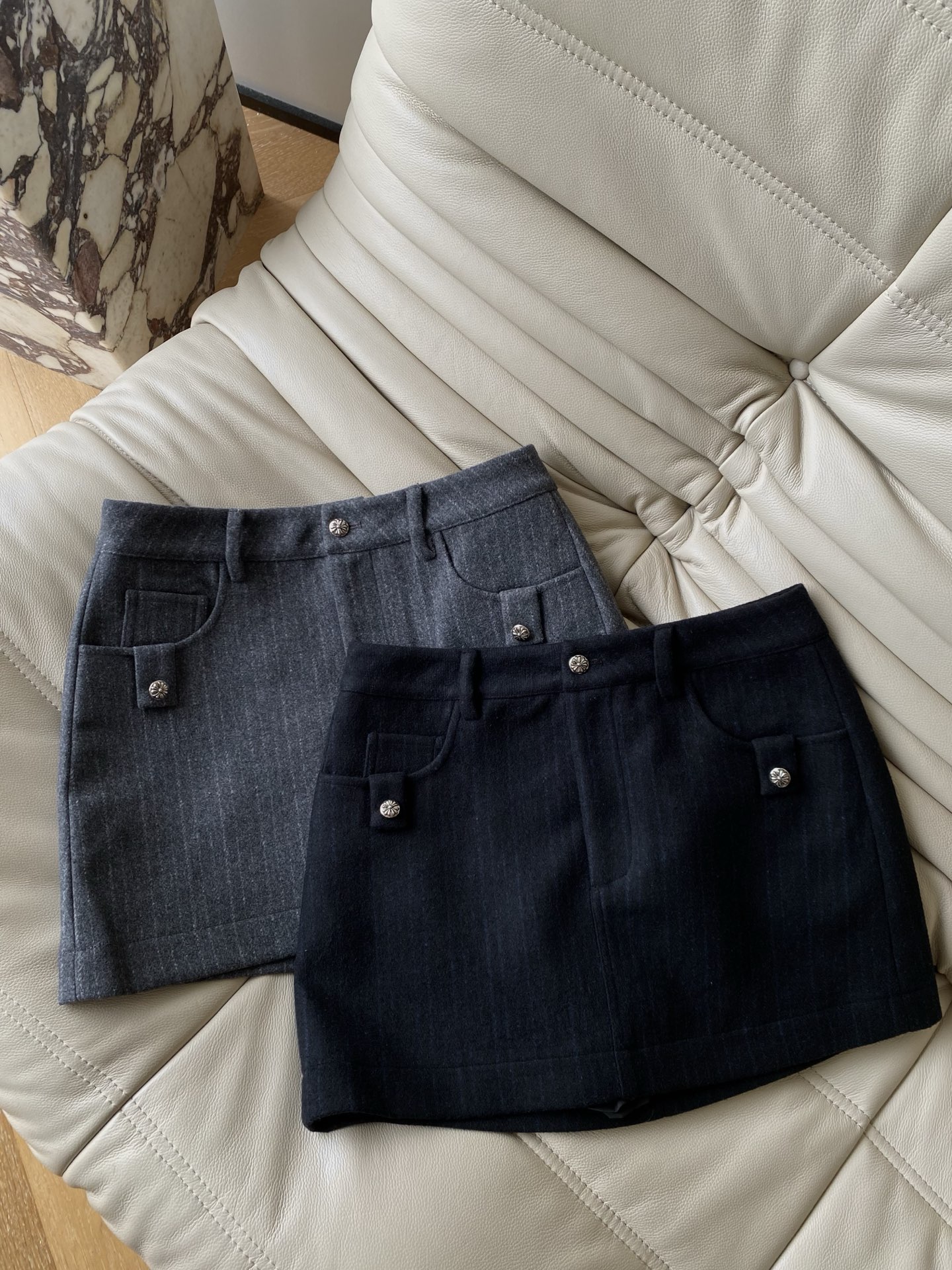 25。F秋冬 甜酷毛呢半裙 经典黑与条纹灰两个色系 质感面料挺括显瘦精致纽扣细节又添几分巧思 上班搭衬衫