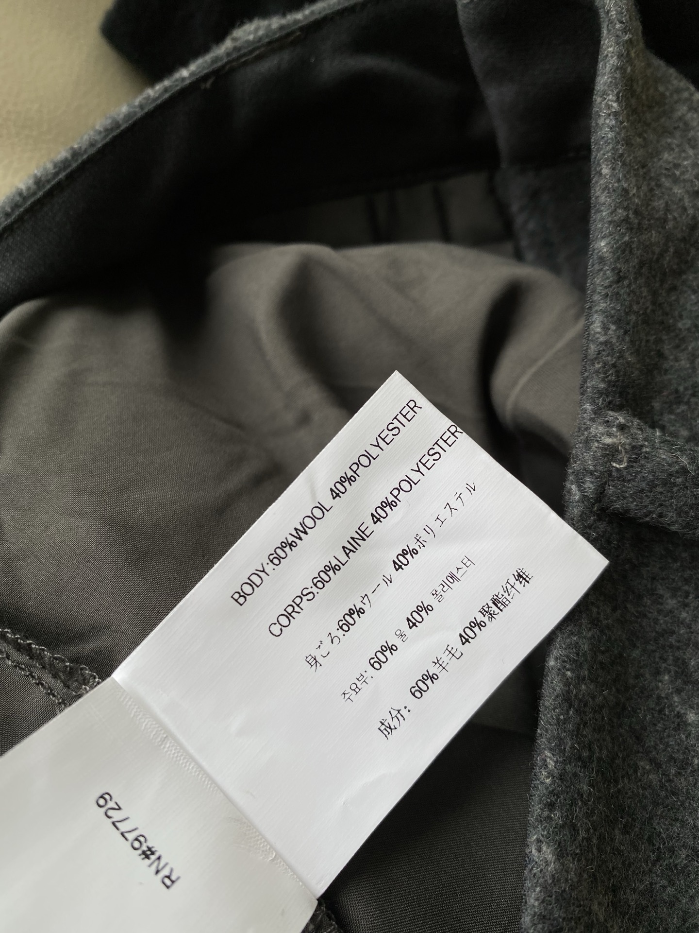 25。F秋冬 甜酷毛呢半裙 经典黑与条纹灰两个色系 质感面料挺括显瘦精致纽扣细节又添几分巧思 上班搭衬衫