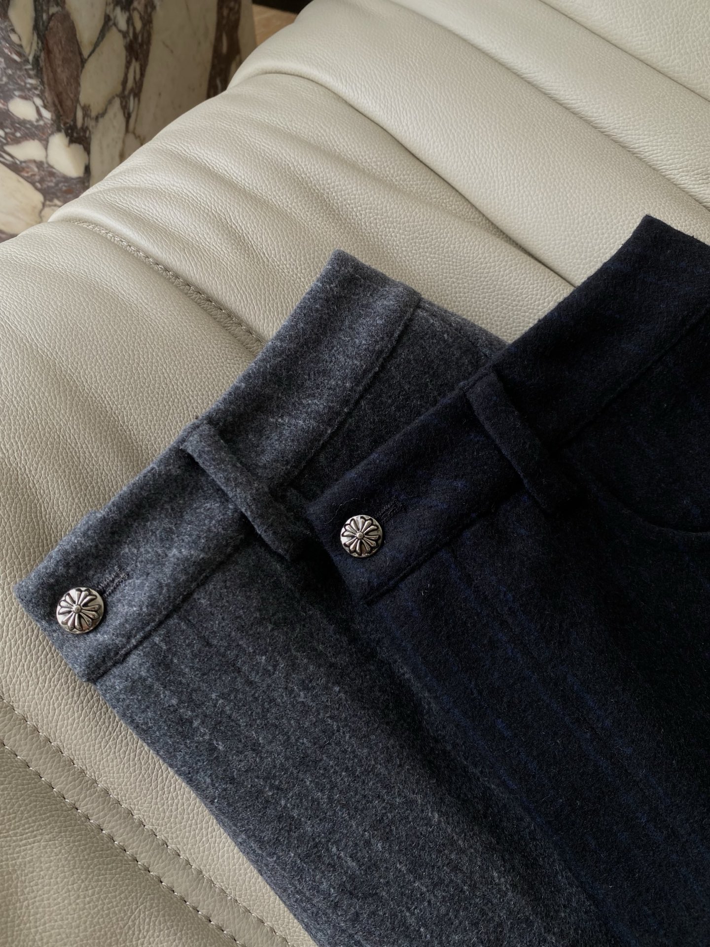 25。F秋冬 甜酷毛呢半裙 经典黑与条纹灰两个色系 质感面料挺括显瘦精致纽扣细节又添几分巧思 上班搭衬衫