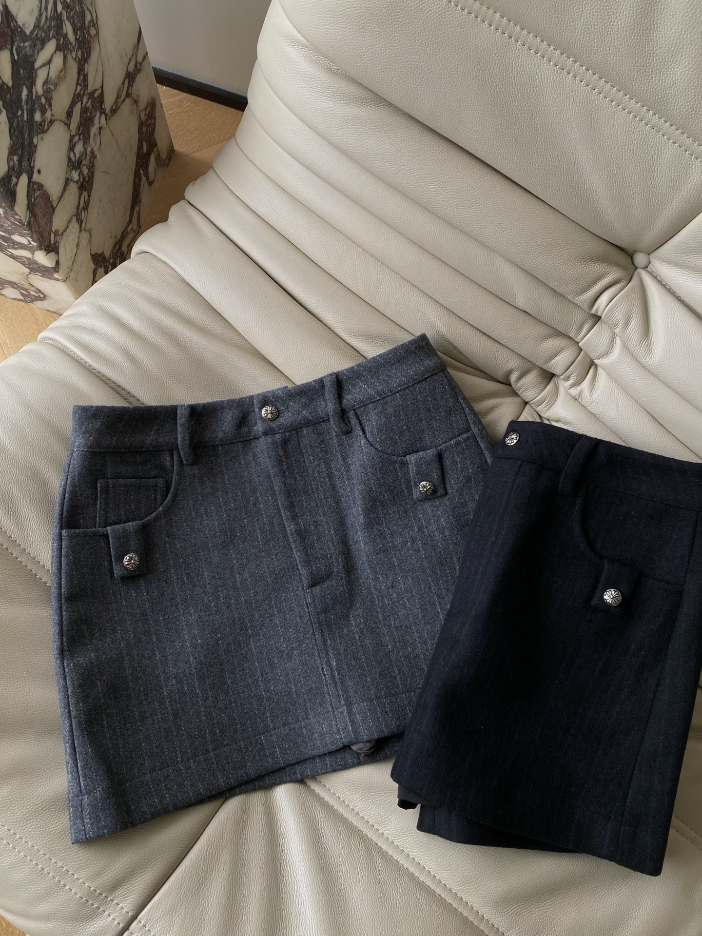 25。F秋冬 甜酷毛呢半裙 经典黑与条纹灰两个色系 质感面料挺括显瘦精致纽扣细节又添几分巧思 上班搭衬衫