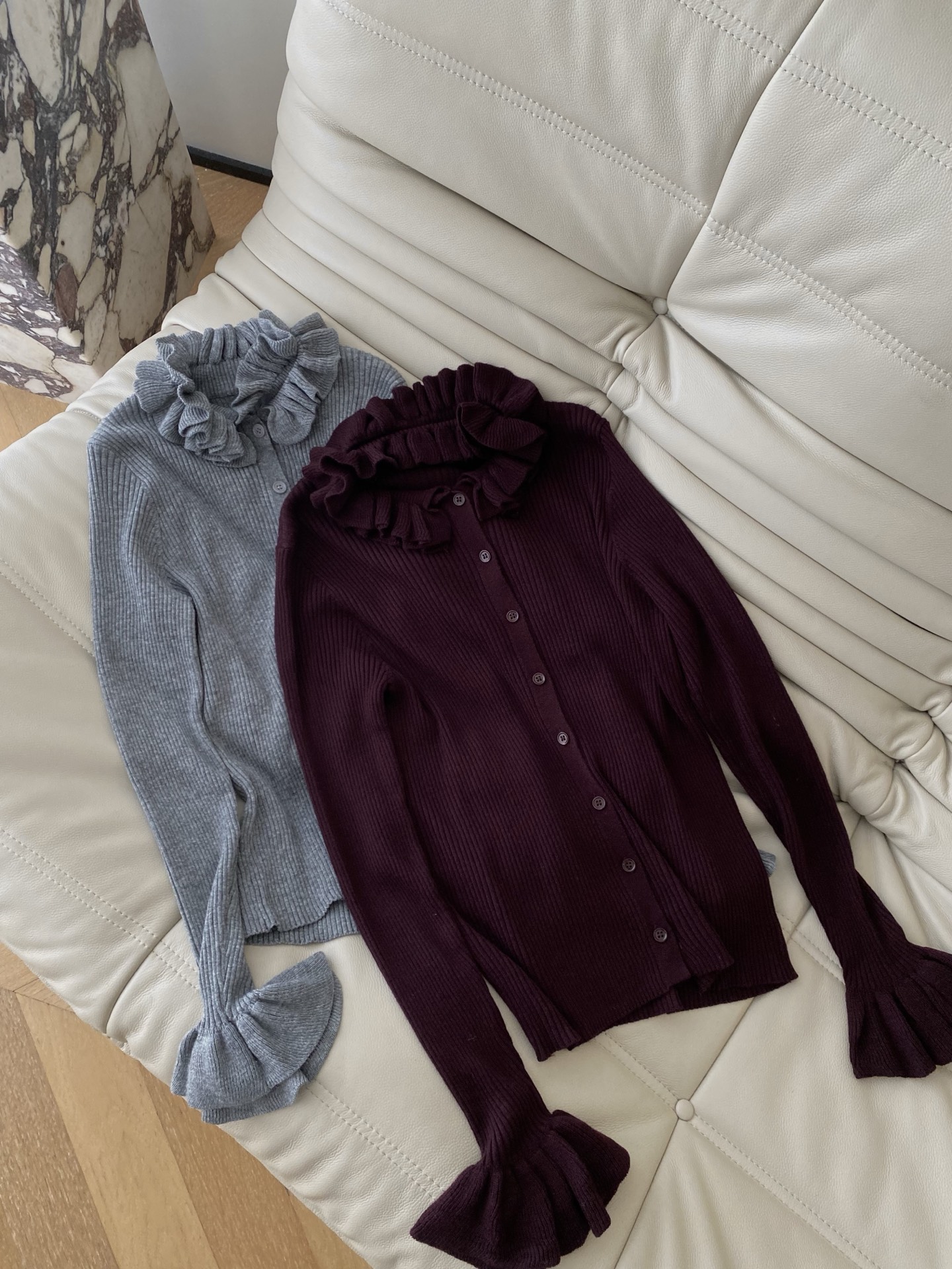 25。F秋冬 木耳边针织开衫 木耳边领口温柔又减龄 坑条纹理细腻显瘦喇叭袖设计更是细节感拉满 从简约黑到