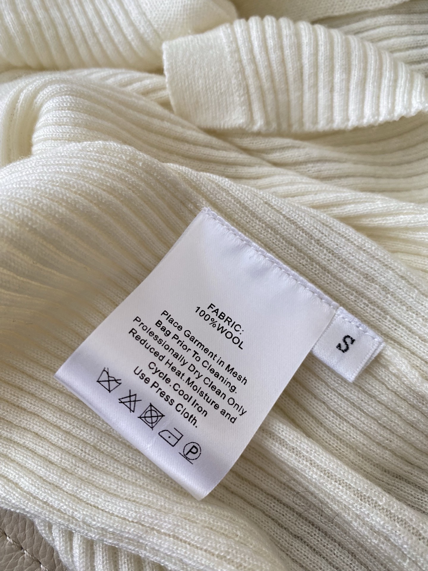 25。F秋冬 木耳边针织开衫 木耳边领口温柔又减龄 坑条纹理细腻显瘦喇叭袖设计更是细节感拉满 从简约黑到