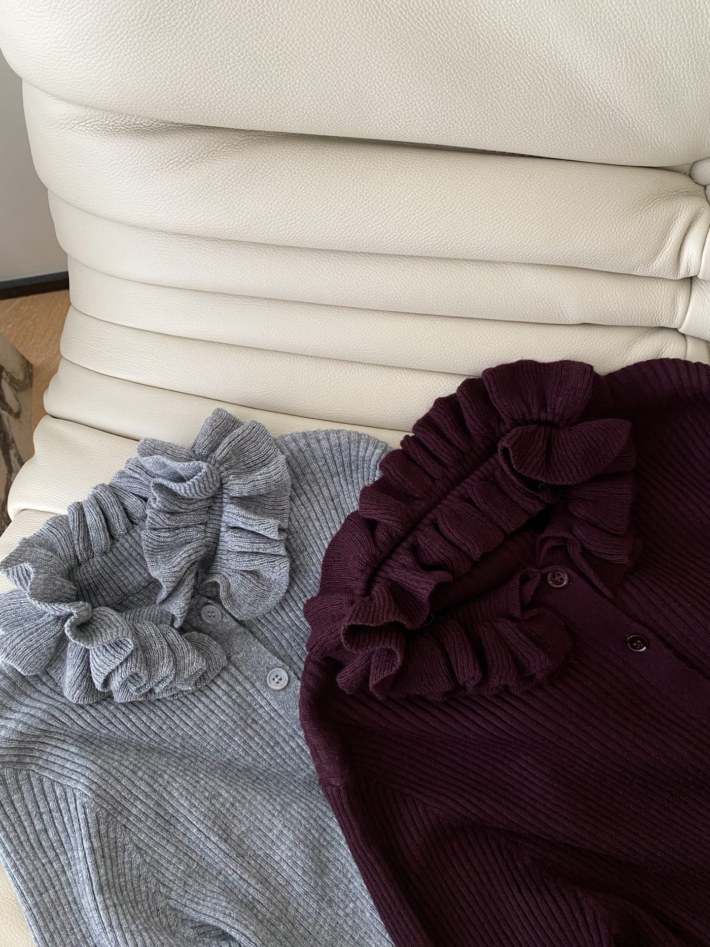 25。F秋冬 木耳边针织开衫 木耳边领口温柔又减龄 坑条纹理细腻显瘦喇叭袖设计更是细节感拉满 从简约黑到