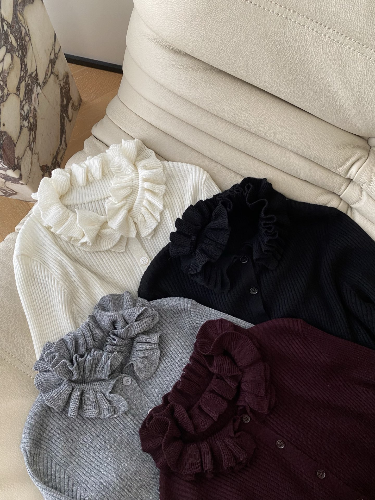 25。F秋冬 木耳边针织开衫 木耳边领口温柔又减龄 坑条纹理细腻显瘦喇叭袖设计更是细节感拉满 从简约黑到