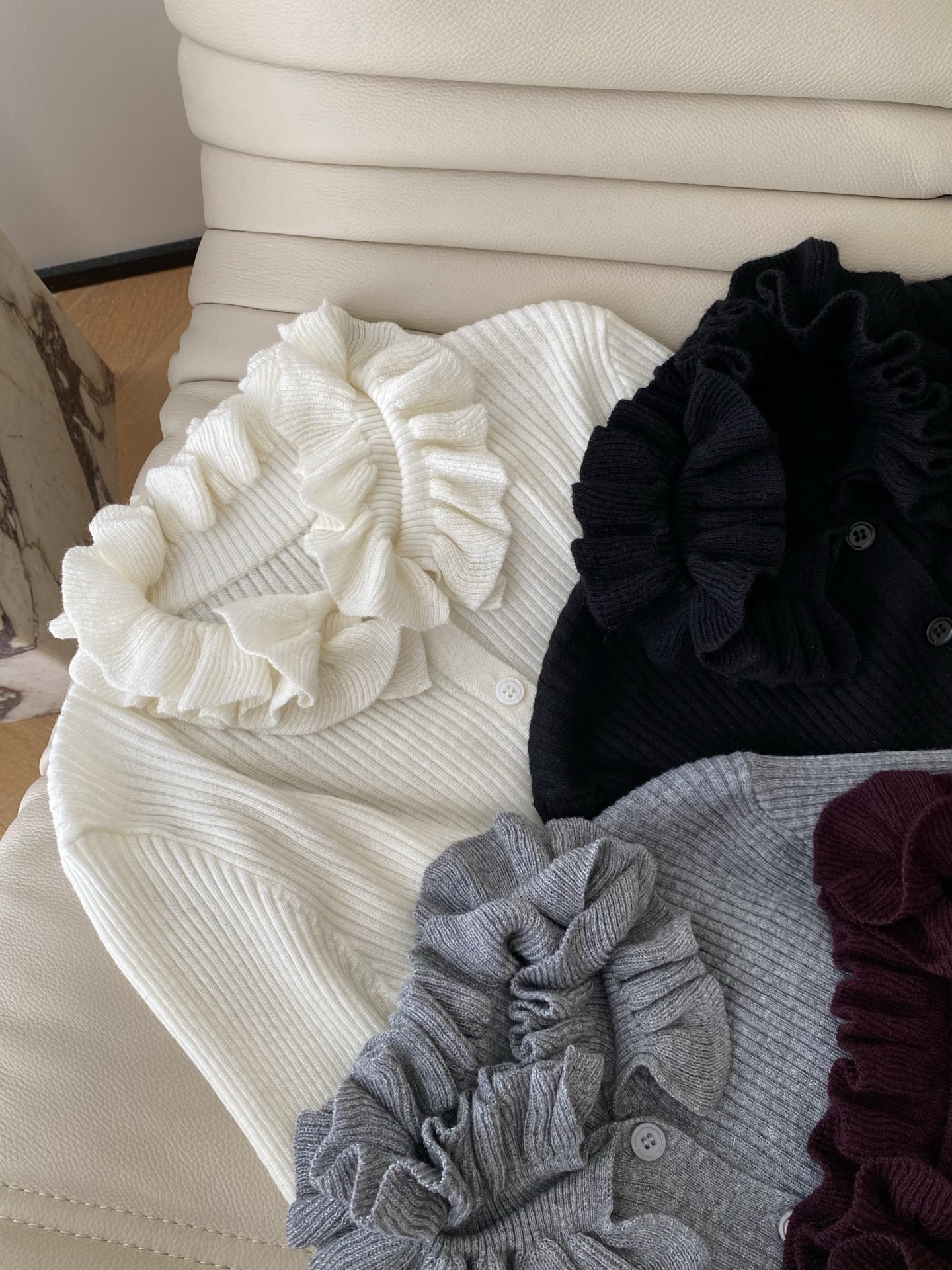 25。F秋冬 木耳边针织开衫 木耳边领口温柔又减龄 坑条纹理细腻显瘦喇叭袖设计更是细节感拉满 从简约黑到