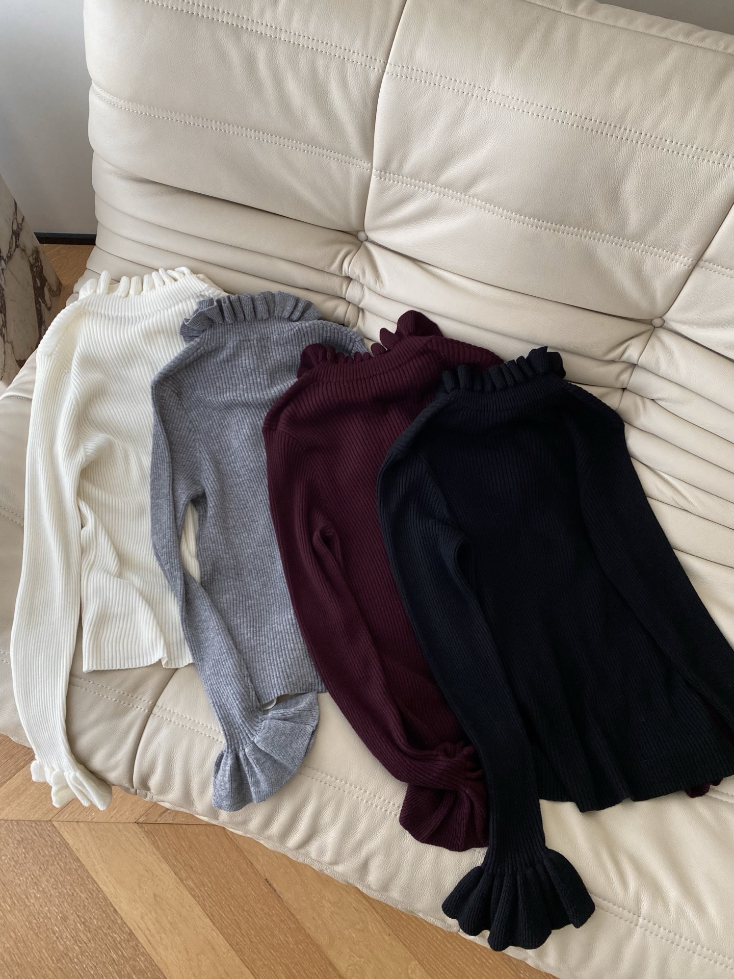 25。F秋冬 木耳边针织开衫 木耳边领口温柔又减龄 坑条纹理细腻显瘦喇叭袖设计更是细节感拉满 从简约黑到