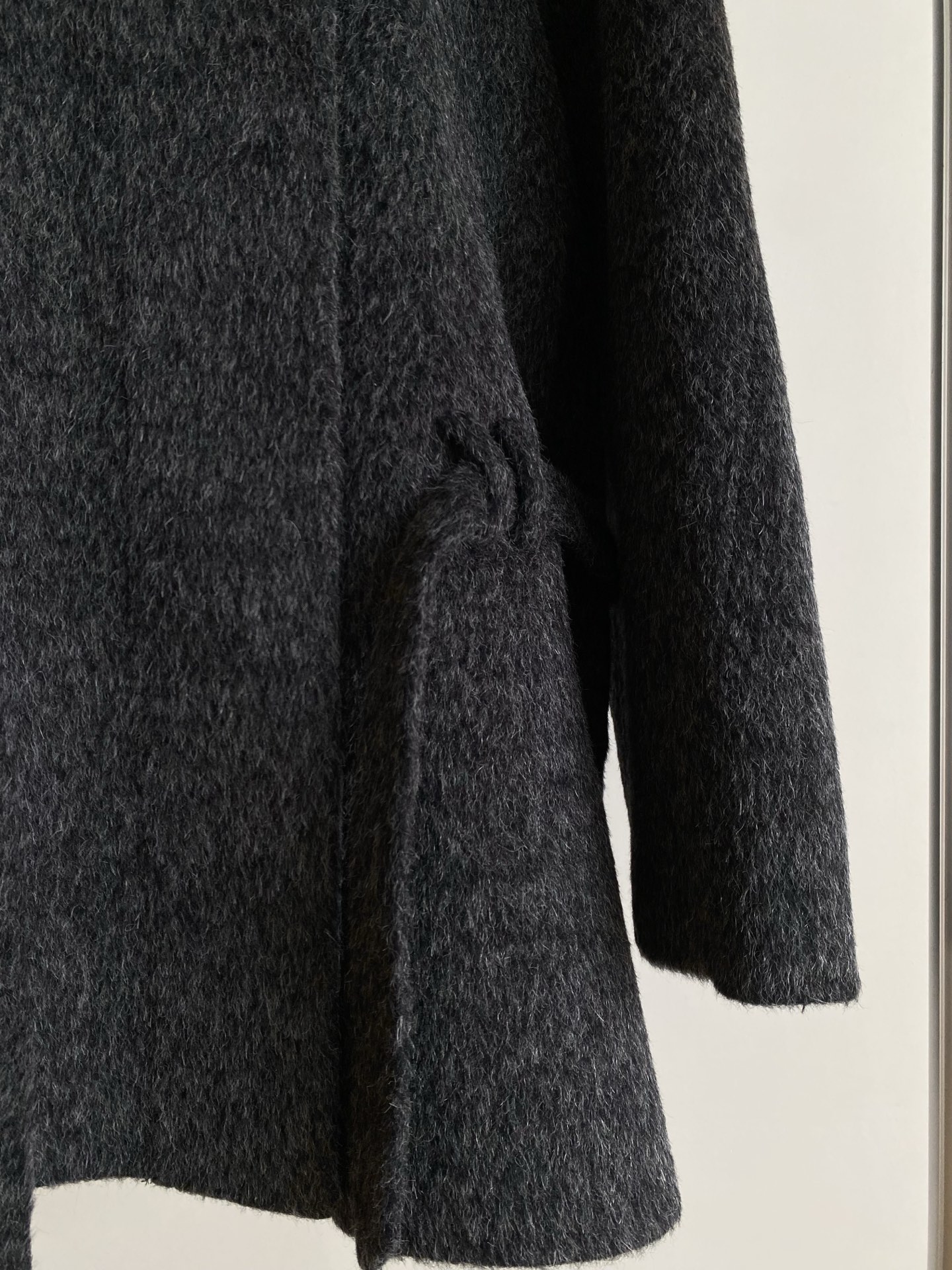 25。F秋冬 灰色收腰毛呢大衣 不对称纽扣高领设计个性又保暖 腰部系带勾勒腰线宽松版型不挑身材 厚实面料