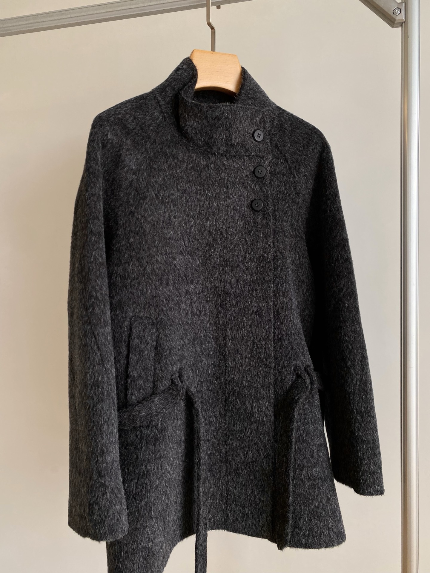 25。F秋冬 灰色收腰毛呢大衣 不对称纽扣高领设计个性又保暖 腰部系带勾勒腰线宽松版型不挑身材 厚实面料