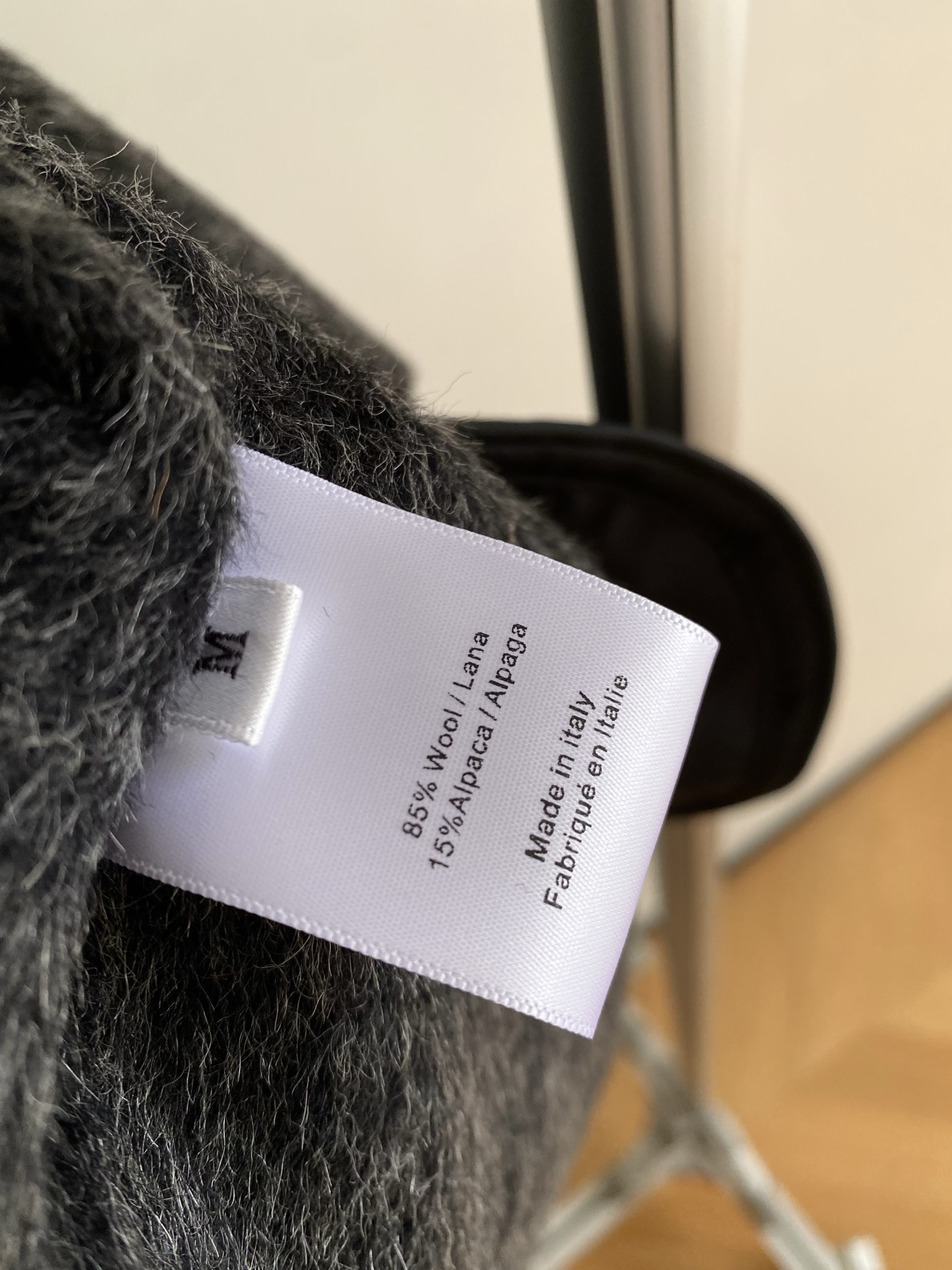 25。F秋冬 灰色收腰毛呢大衣 不对称纽扣高领设计个性又保暖 腰部系带勾勒腰线宽松版型不挑身材 厚实面料