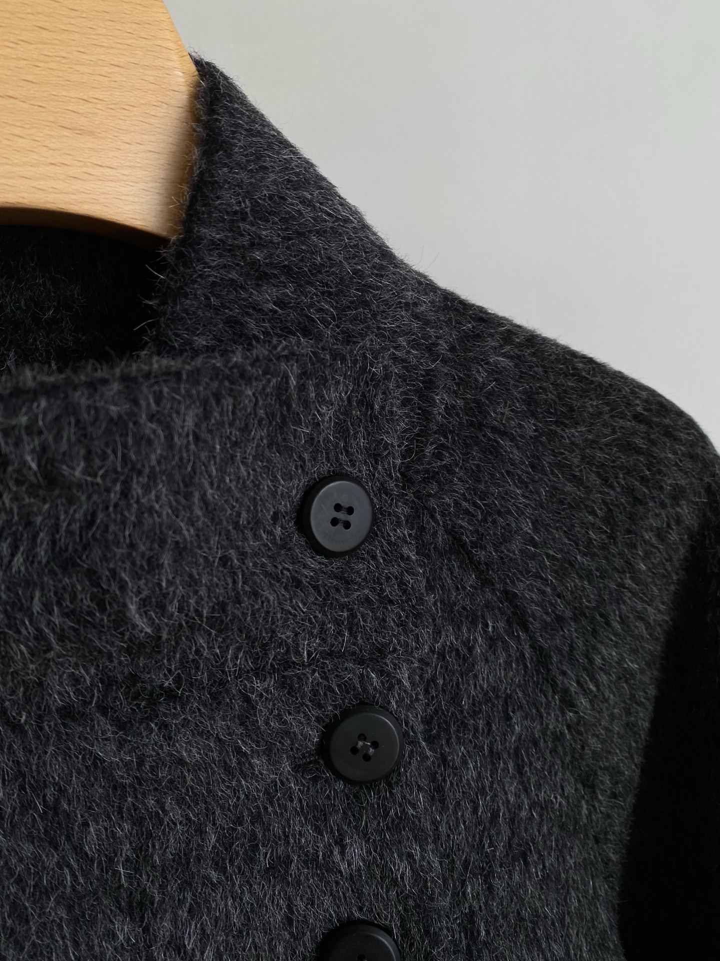 25。F秋冬 灰色收腰毛呢大衣 不对称纽扣高领设计个性又保暖 腰部系带勾勒腰线宽松版型不挑身材 厚实面料