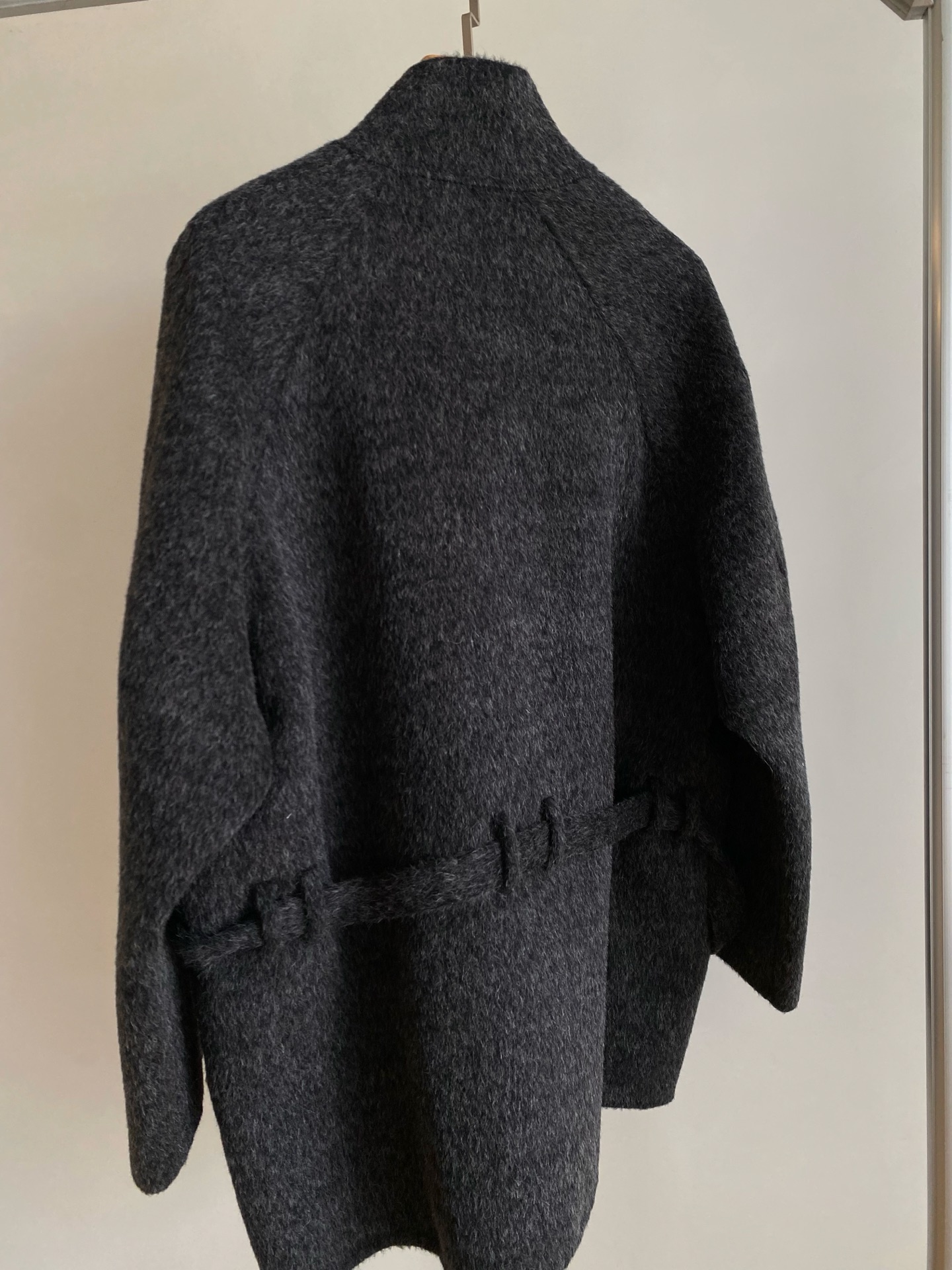 25。F秋冬 灰色收腰毛呢大衣 不对称纽扣高领设计个性又保暖 腰部系带勾勒腰线宽松版型不挑身材 厚实面料