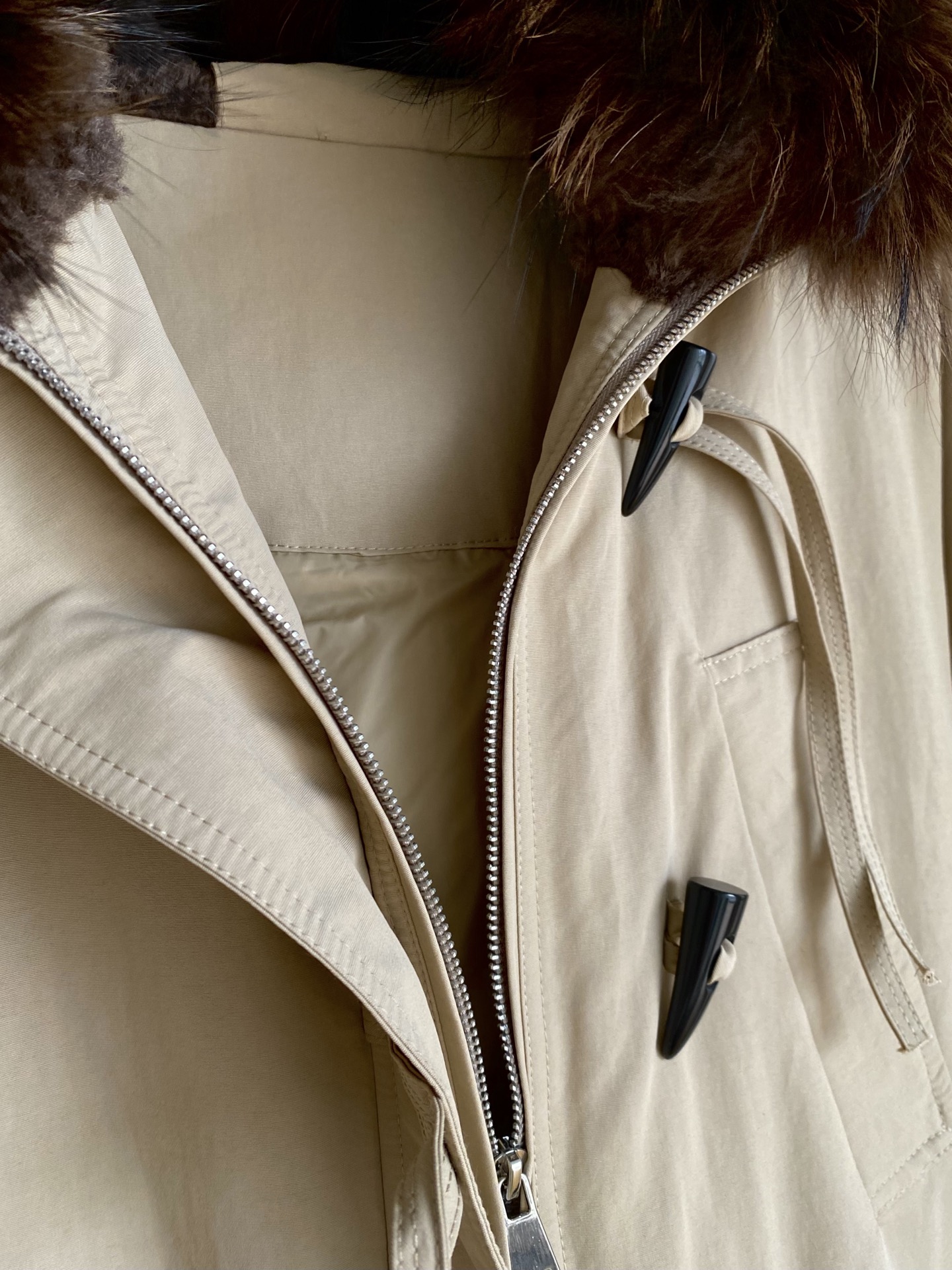 25。F秋冬 牛角扣毛领鹅绒夹克 甄选高密度防风面料 内里填充饱满白鹅绒 牢牢锁住暖意 貉子毛领蓬松又显