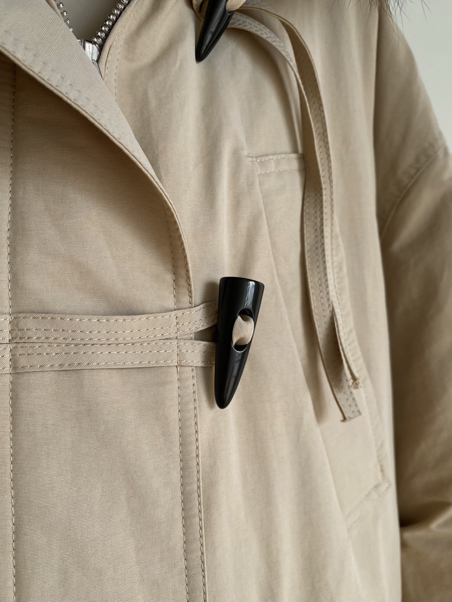 25。F秋冬 牛角扣毛领鹅绒夹克 甄选高密度防风面料 内里填充饱满白鹅绒 牢牢锁住暖意 貉子毛领蓬松又显