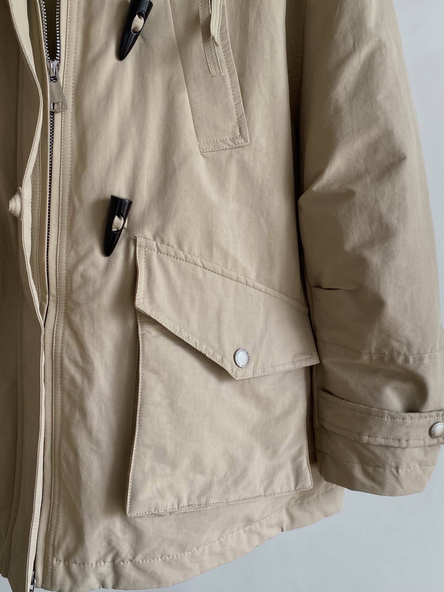 25。F秋冬 牛角扣毛领鹅绒夹克 甄选高密度防风面料 内里填充饱满白鹅绒 牢牢锁住暖意 貉子毛领蓬松又显