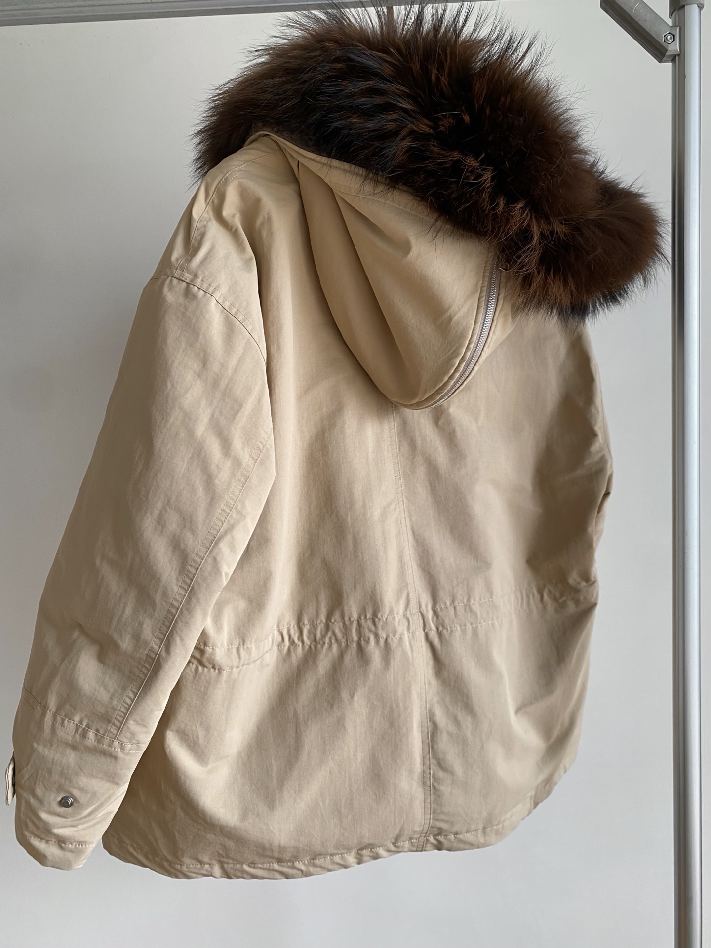 25。F秋冬 牛角扣毛领鹅绒夹克 甄选高密度防风面料 内里填充饱满白鹅绒 牢牢锁住暖意 貉子毛领蓬松又显