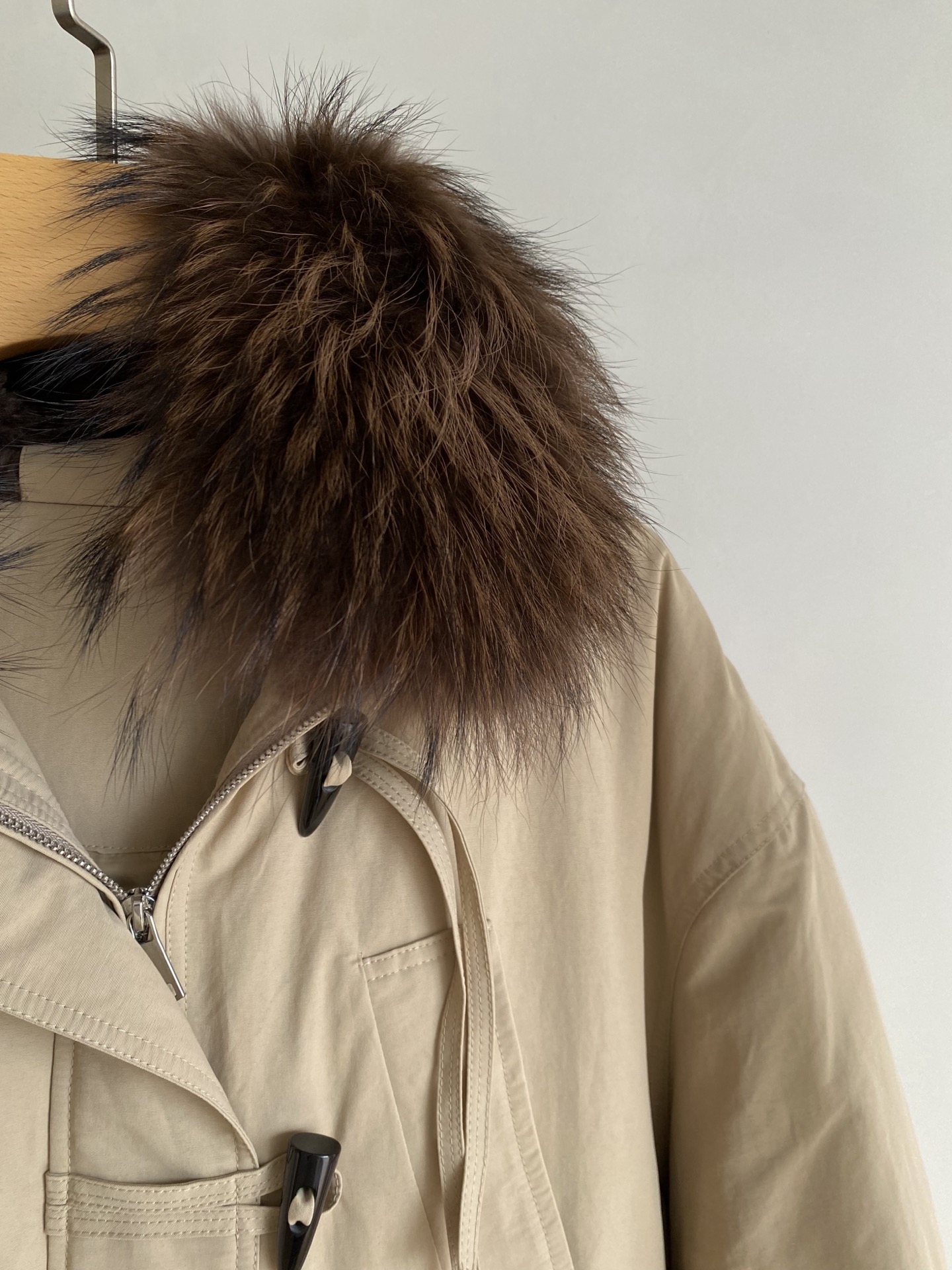 25。F秋冬 牛角扣毛领鹅绒夹克 甄选高密度防风面料 内里填充饱满白鹅绒 牢牢锁住暖意 貉子毛领蓬松又显