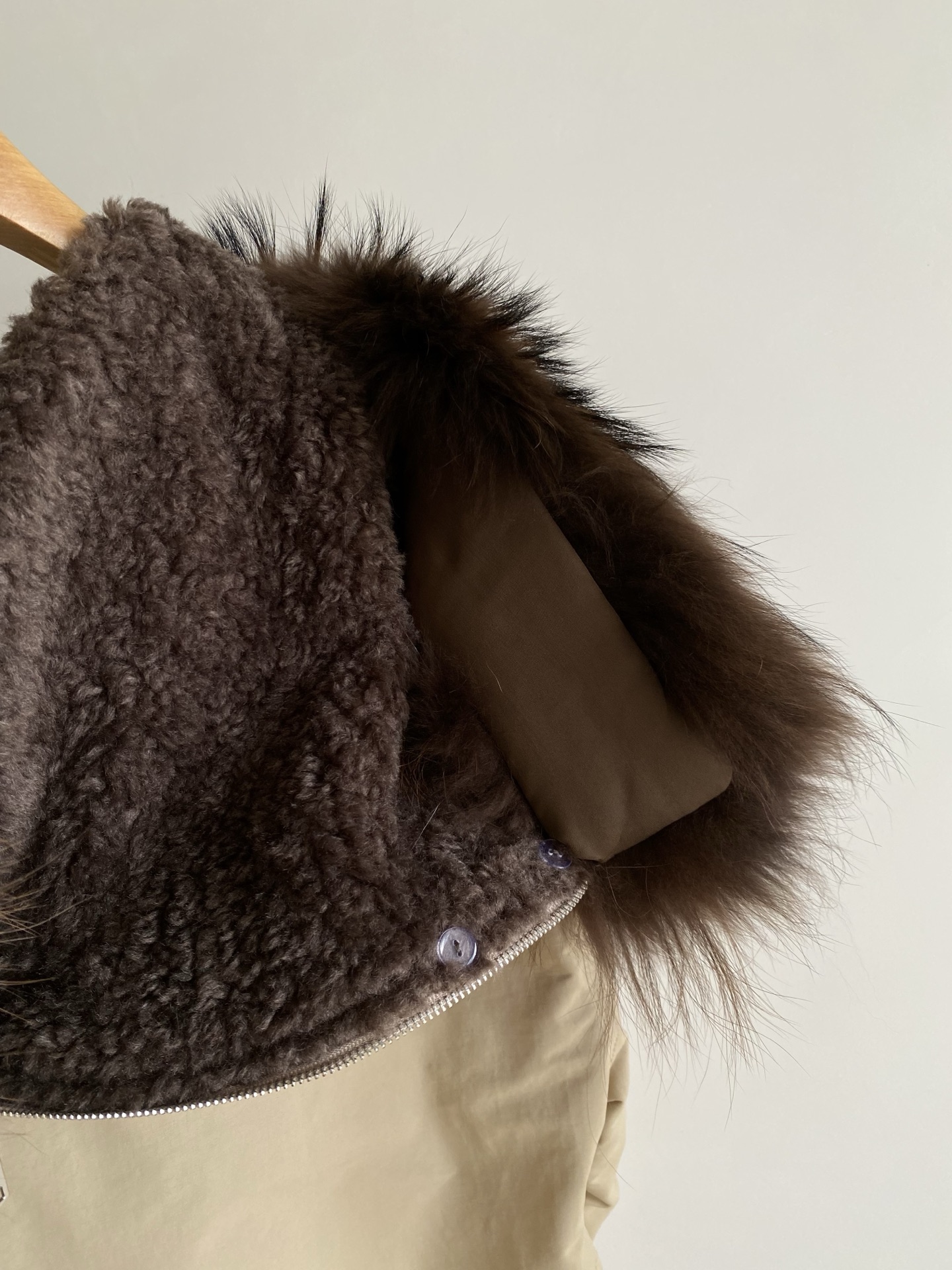 25。F秋冬 牛角扣毛领鹅绒夹克 甄选高密度防风面料 内里填充饱满白鹅绒 牢牢锁住暖意 貉子毛领蓬松又显