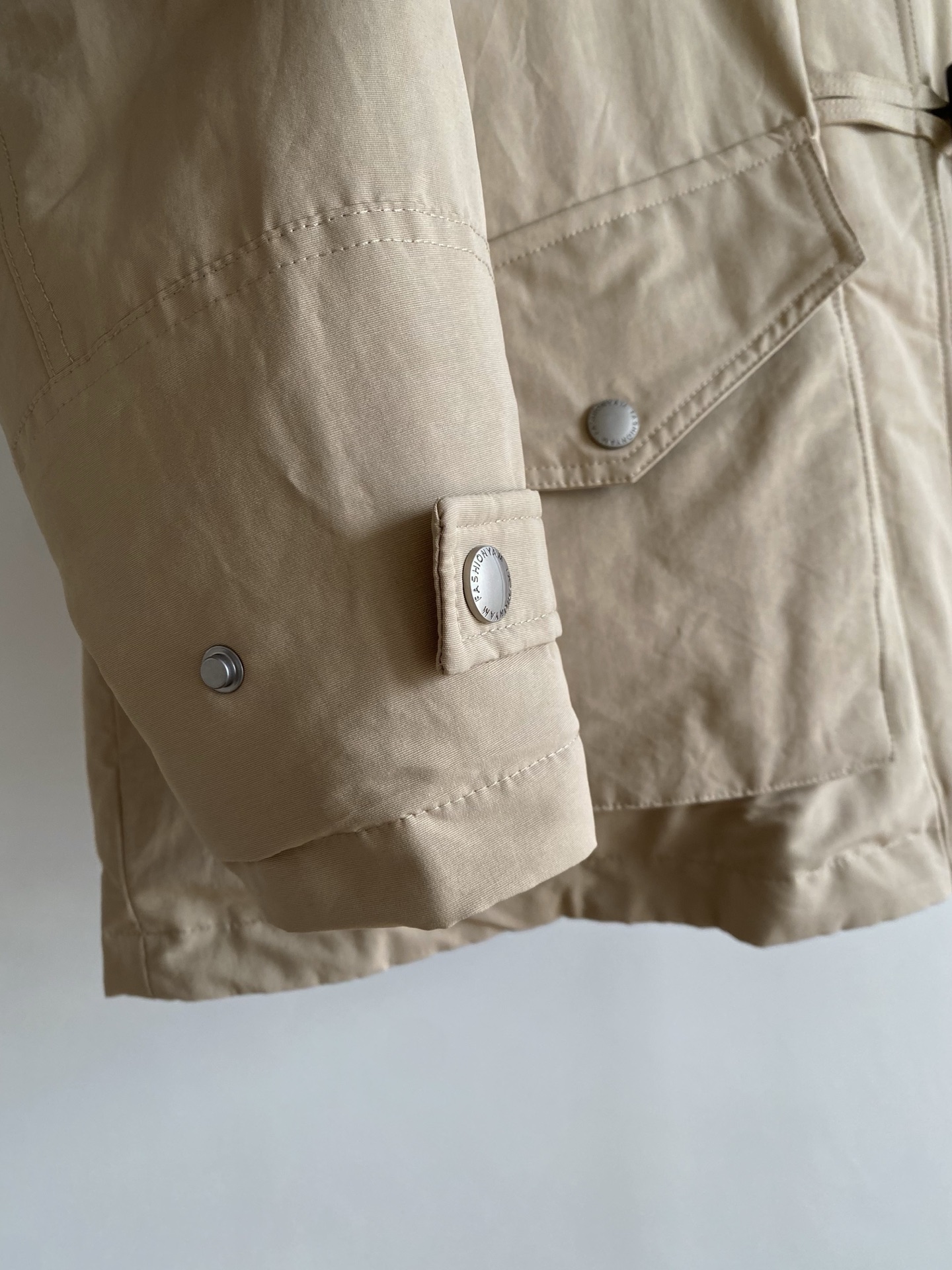 25。F秋冬 牛角扣毛领鹅绒夹克 甄选高密度防风面料 内里填充饱满白鹅绒 牢牢锁住暖意 貉子毛领蓬松又显