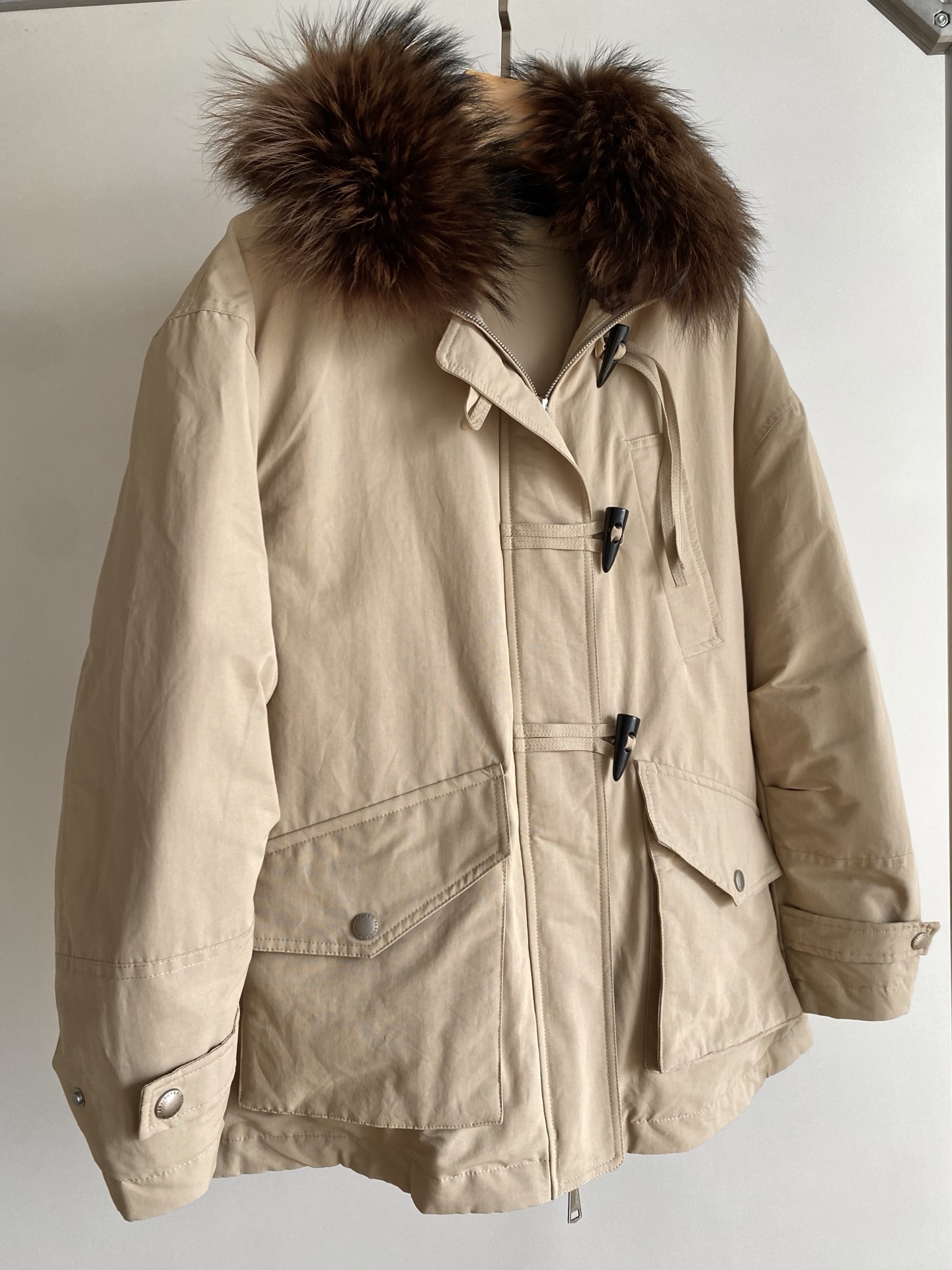 25。F秋冬 牛角扣毛领鹅绒夹克 甄选高密度防风面料 内里填充饱满白鹅绒 牢牢锁住暖意 貉子毛领蓬松又显