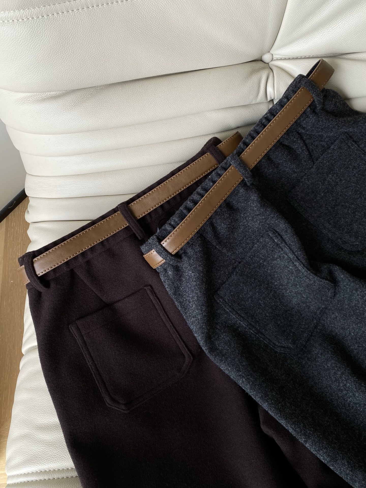 25。F秋冬 高腰休闲羊毛中裤 裤长做了五分裤 搭配中高腰设计 轻松拉长身体比 极简净版搭配皮带秒变慵懒