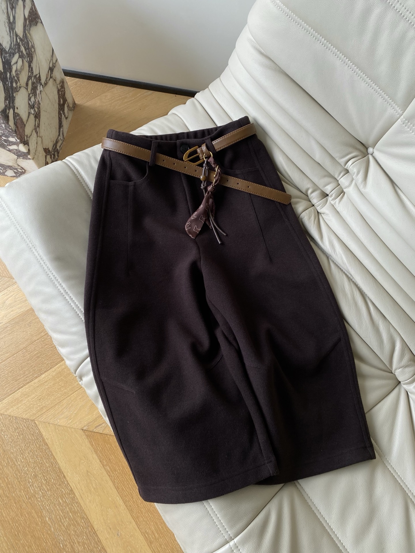 25。F秋冬 高腰休闲羊毛中裤 裤长做了五分裤 搭配中高腰设计 轻松拉长身体比 极简净版搭配皮带秒变慵懒