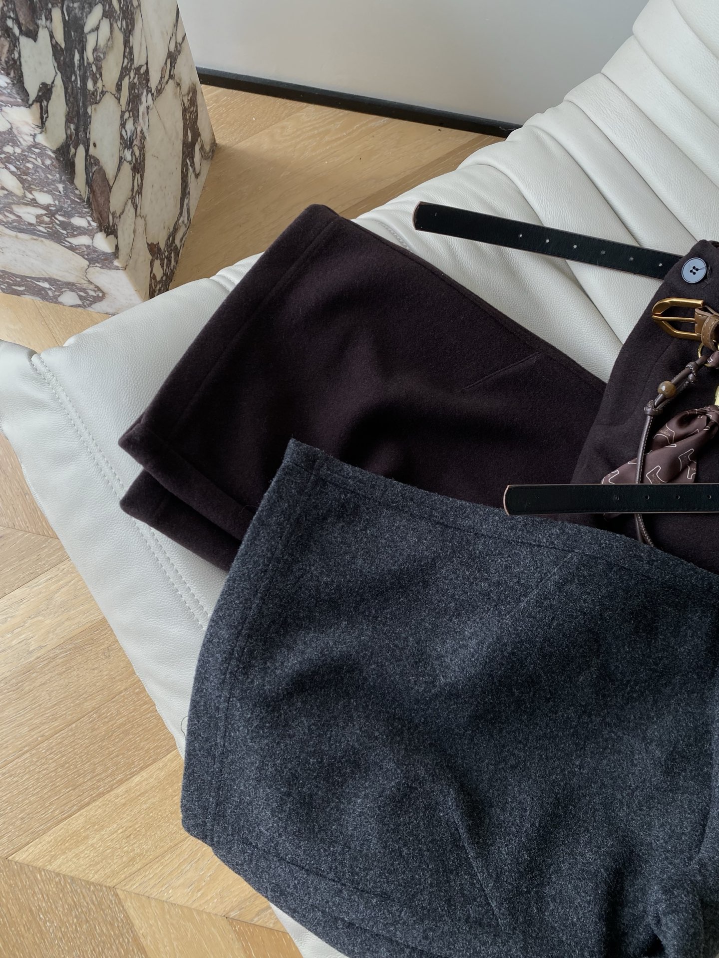 25。F秋冬 高腰休闲羊毛中裤 裤长做了五分裤 搭配中高腰设计 轻松拉长身体比 极简净版搭配皮带秒变慵懒