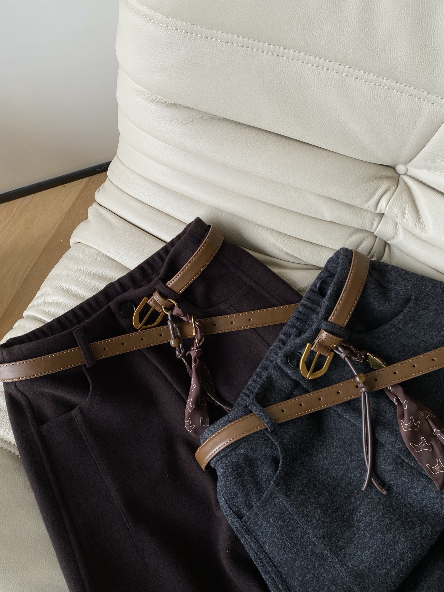 25。F秋冬 高腰休闲羊毛中裤 裤长做了五分裤 搭配中高腰设计 轻松拉长身体比 极简净版搭配皮带秒变慵懒