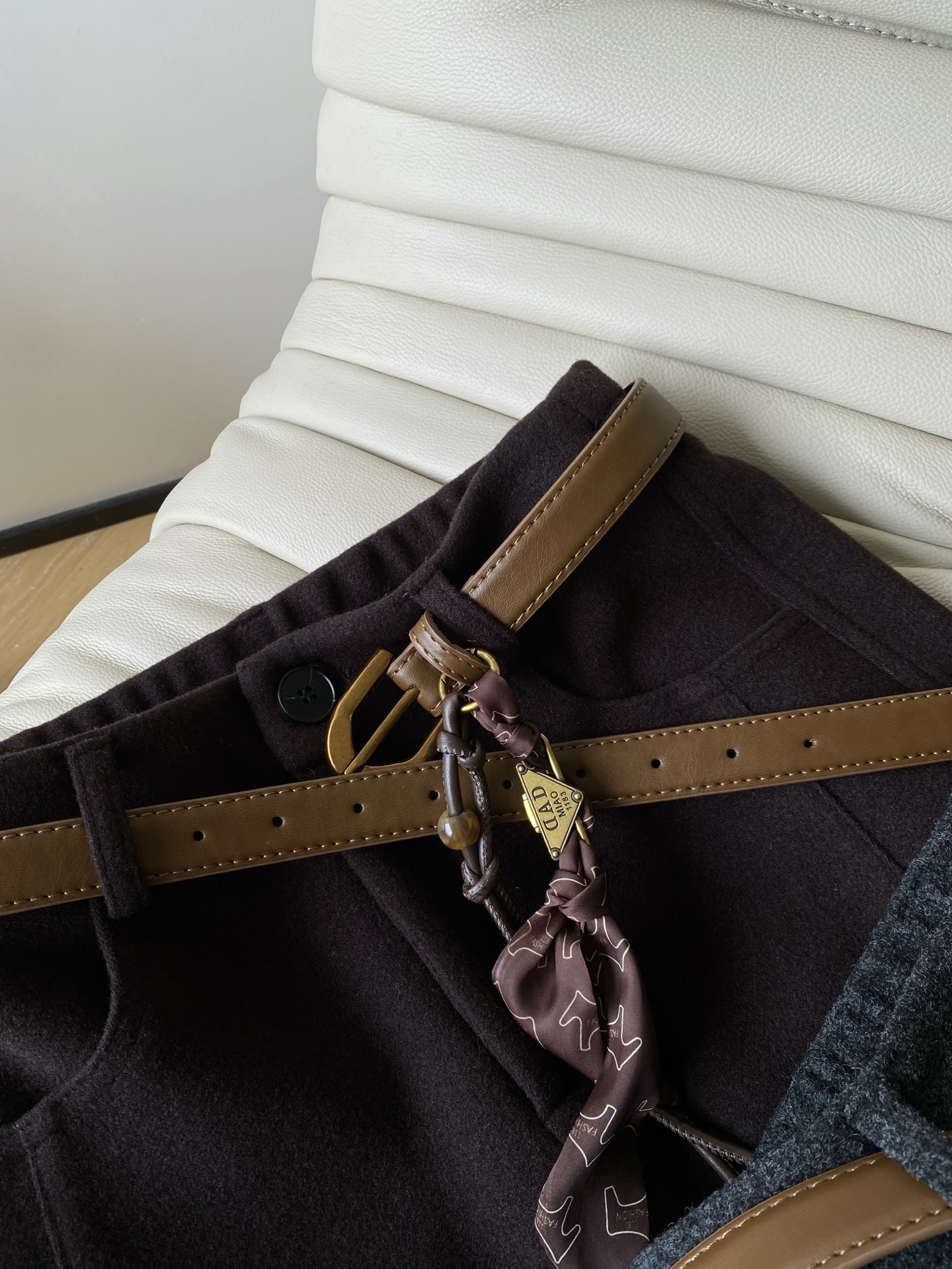 25。F秋冬 高腰休闲羊毛中裤 裤长做了五分裤 搭配中高腰设计 轻松拉长身体比 极简净版搭配皮带秒变慵懒