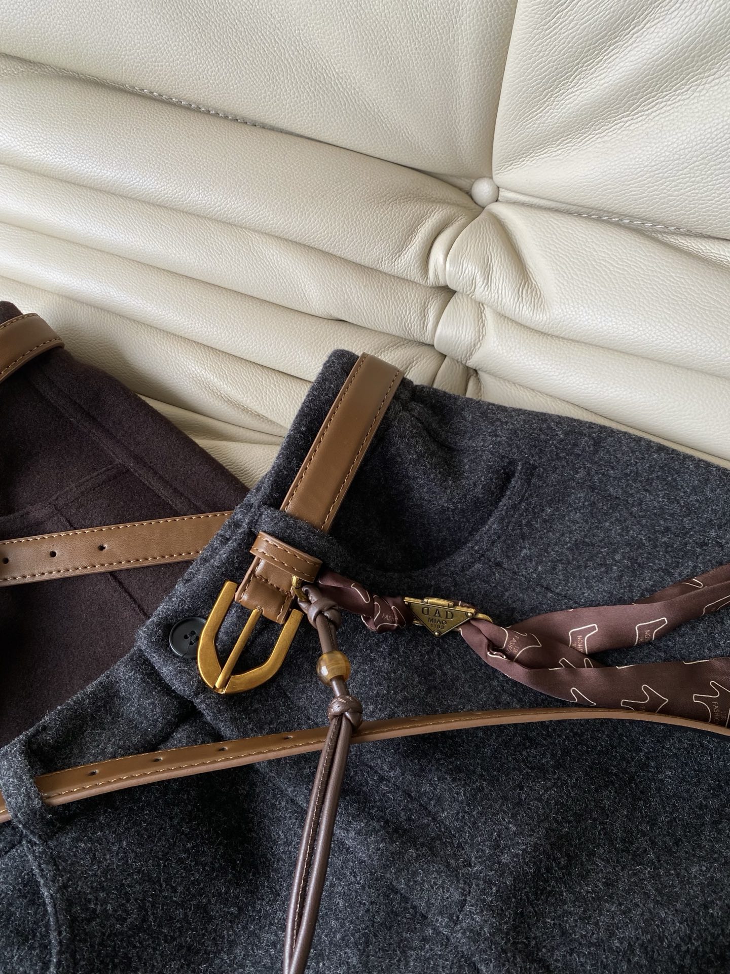 25。F秋冬 高腰休闲羊毛中裤 裤长做了五分裤 搭配中高腰设计 轻松拉长身体比 极简净版搭配皮带秒变慵懒