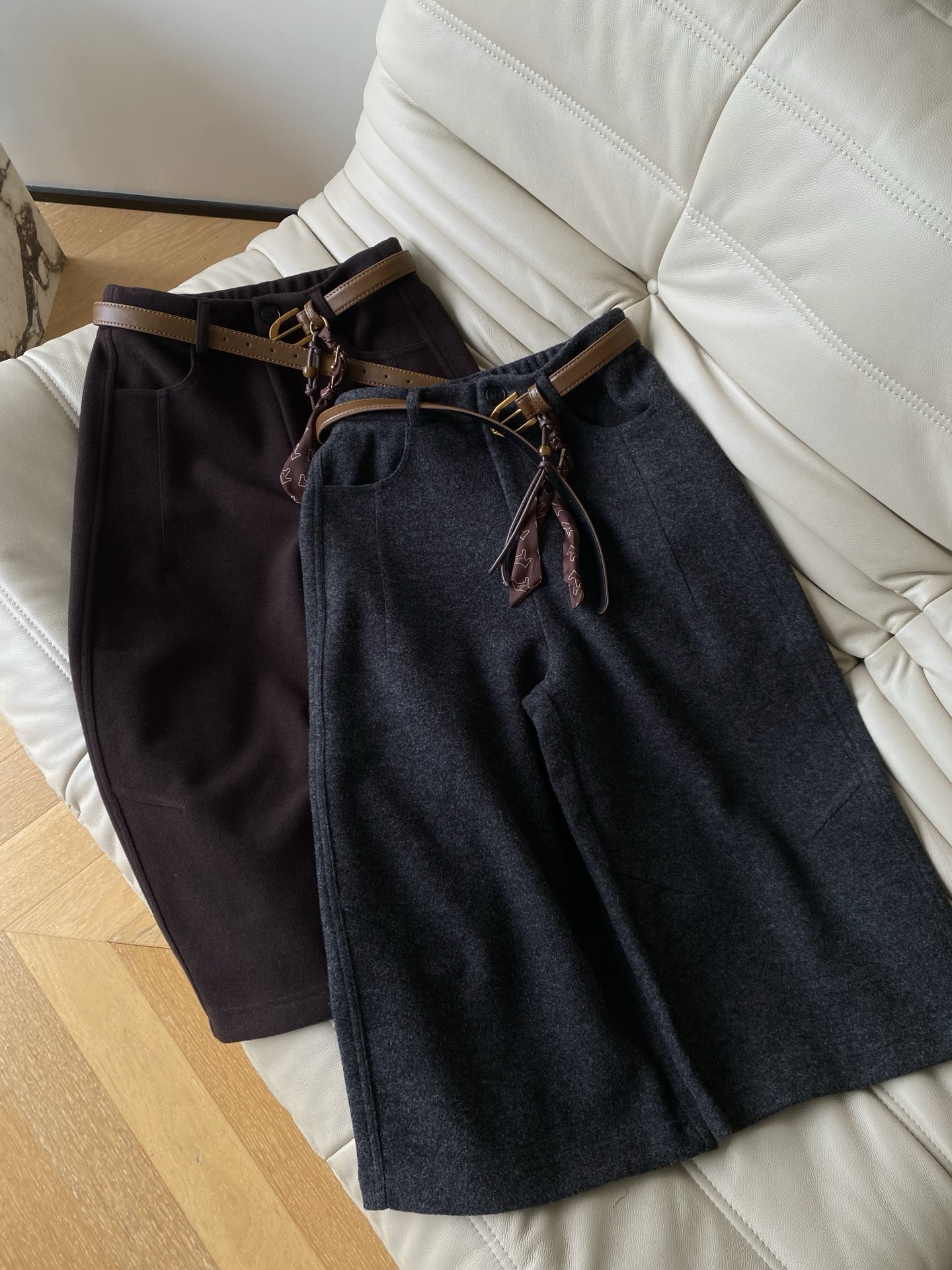 25。F秋冬 高腰休闲羊毛中裤 裤长做了五分裤 搭配中高腰设计 轻松拉长身体比 极简净版搭配皮带秒变慵懒